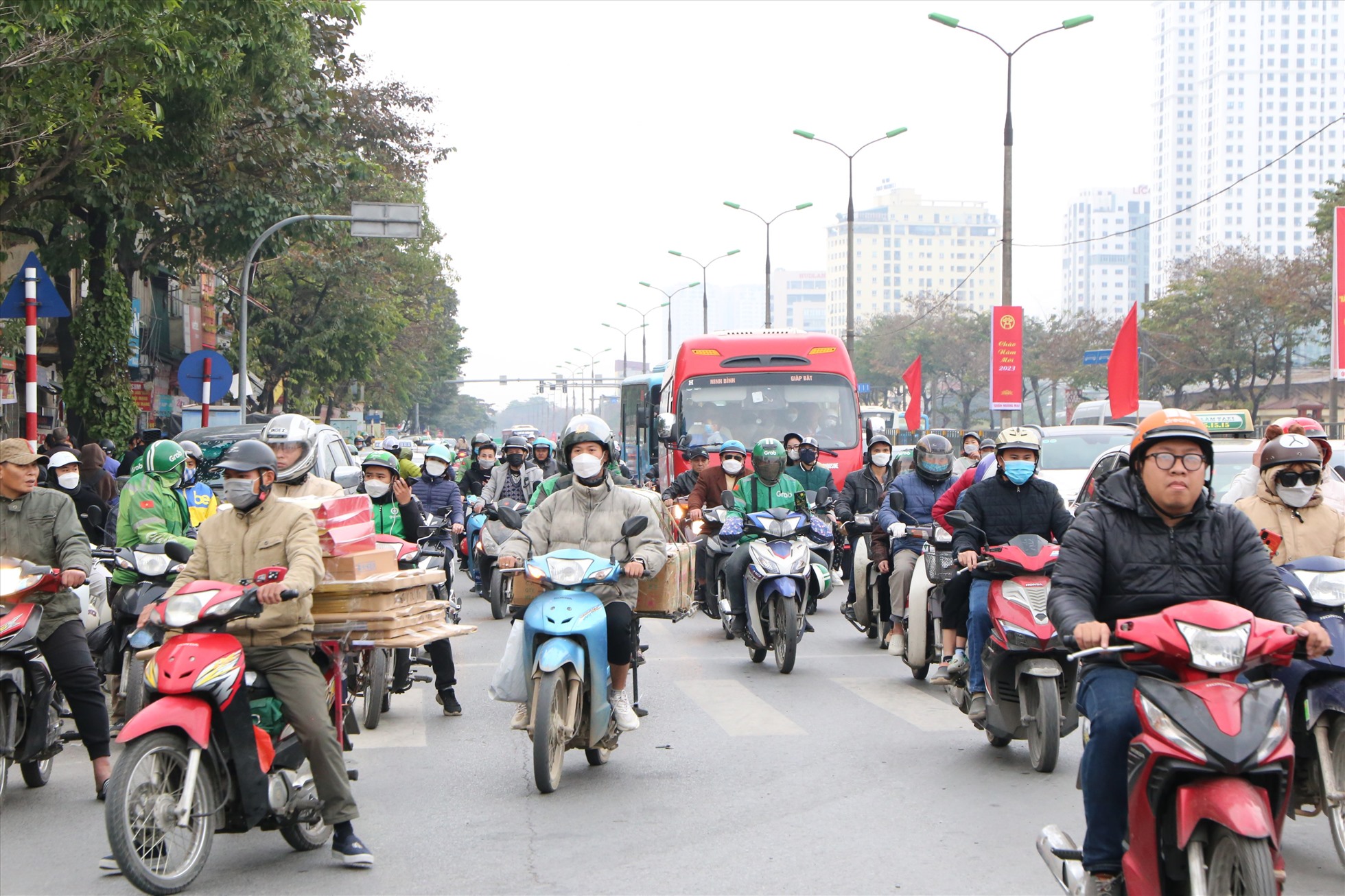 Hà Nội thường xuyên phải đối diện với tình trạng quá tải, ùn tắc giao thông. Ảnh: Phạm Đông