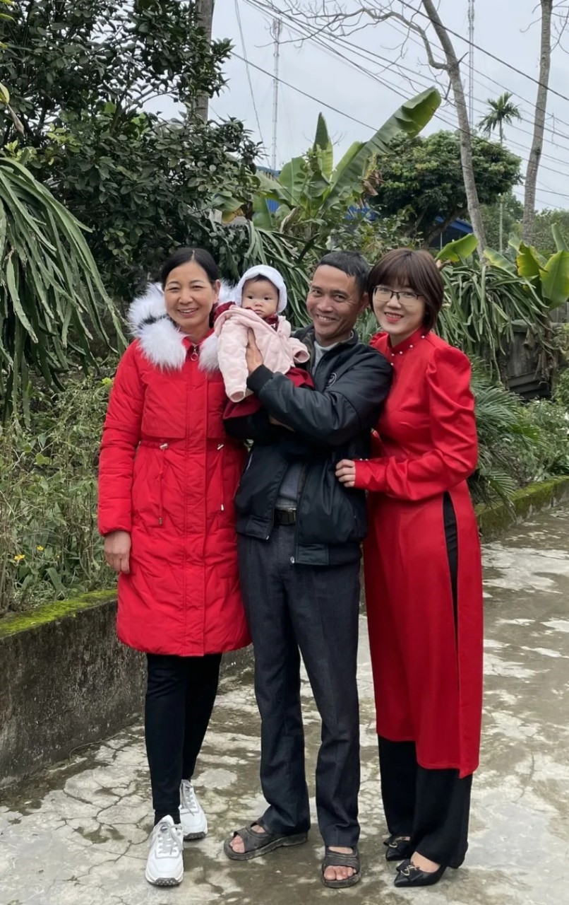 Chị Bảo cùng bố mẹ chụp ảnh dịp Tết Nguyên đán 2022. Ảnh: Thái Bảo.