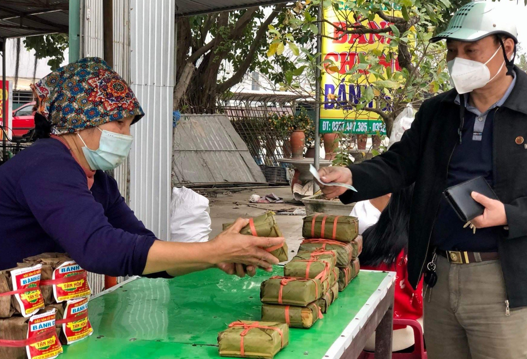 Bà Nguyễn Thị Huệ (sinh năm 1968, vợ ông Vũ Đình Phôi) luôn chân, luôn tay vừa bán bánh vừa gói bánh mới. Ảnh: Trung Du