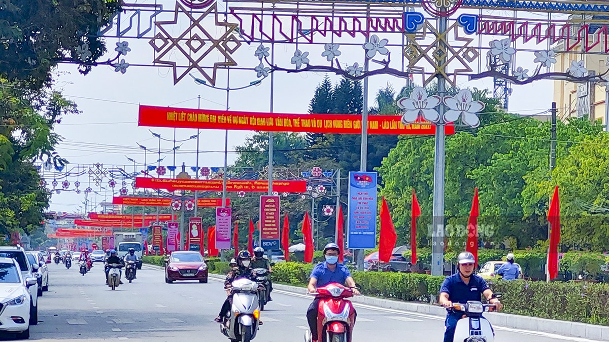 Đường phố Điện Biên rực rỡ cờ hoa mỗi khi có sự kiện lớn.