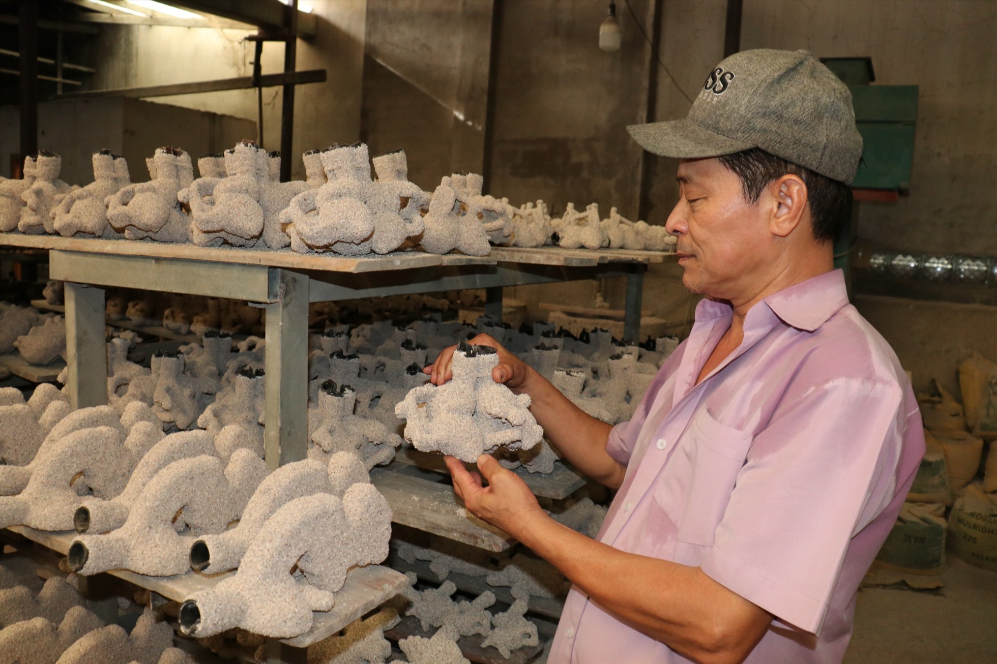 Ông Trần Quốc Kiển, chủ cơ sở lư đồng Quốc Kiển cho biết: “Các tháng cuối năm là thời gian cao điểm để sản xuất lư đồng. Tuy vậy, lượng đơn đặt hàng năm nay đi giảm 50% so với năm trước“.