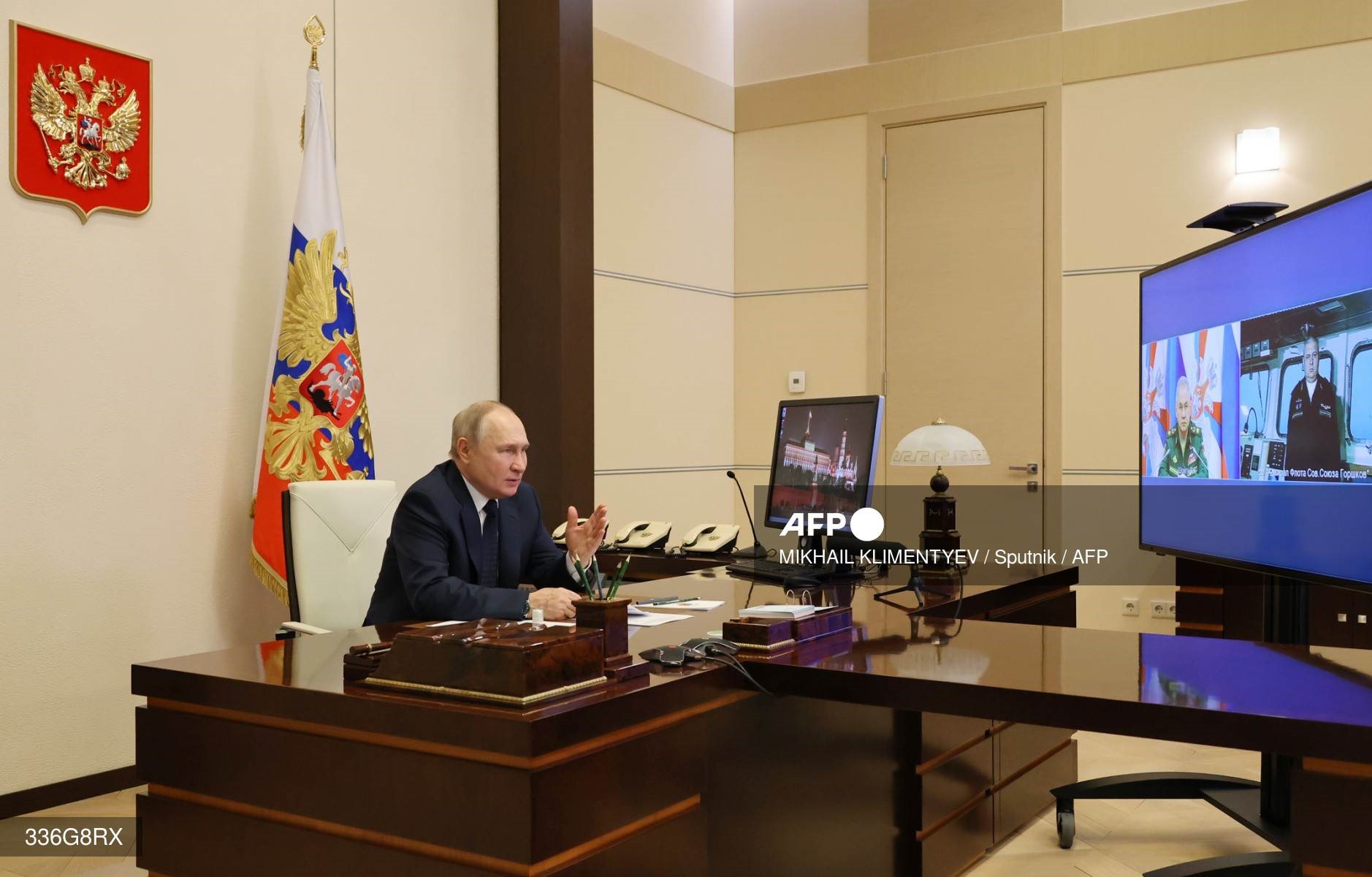 Tổng thống Nga Vladimir Putin họp trực tuyến với Bộ trưởng Quốc phòng Sergei Shoigu và Igor Krokhmal - chỉ huy tàu khu trục “Đô đốc Hạm đội Liên Xô Gorshkov” ngày 4.1. Ảnh: AFP