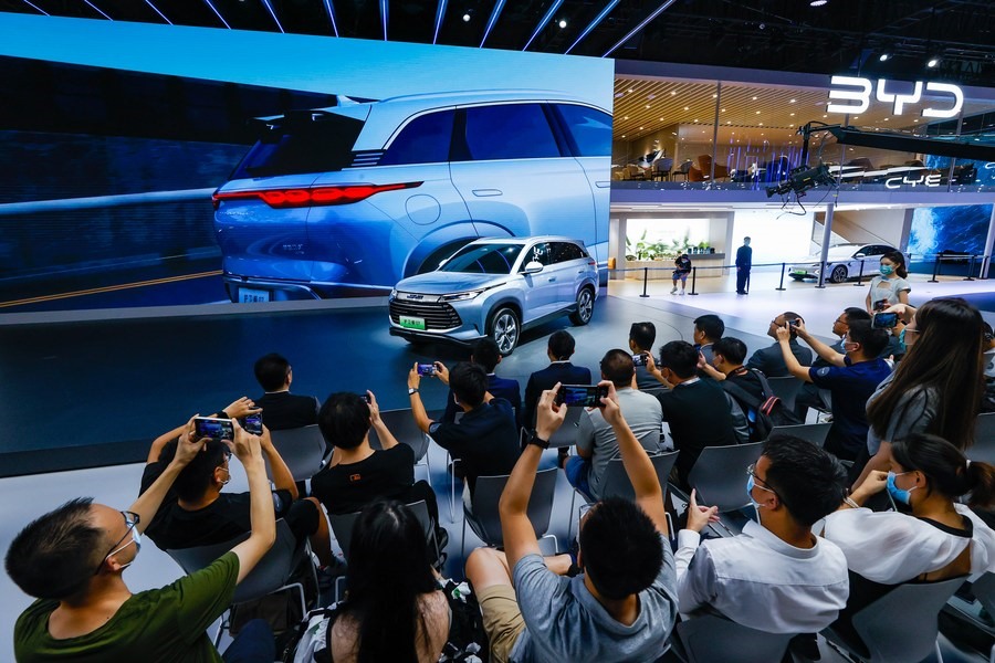 Một chiếc xe năng lượng mới (NEV) của hãng BYD tại Triển lãm ôtô Thành Đô 2022. Ảnh: Xinhua