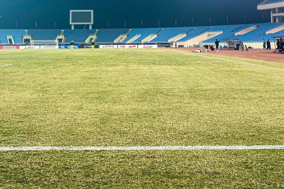 Mặt cỏ sân Mỹ Đình trong trận đấu giữa tuyển Việt Nam và Malaysia. Ảnh: Minh Dân