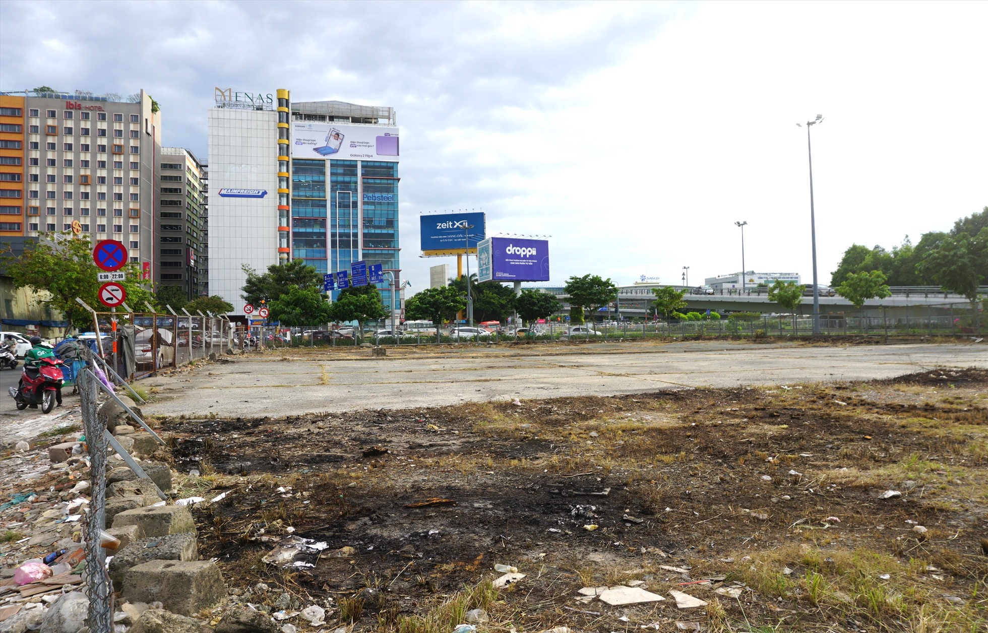 Khu đất rộng khoảng 3.500 m2 gần sân bay Tân Sơn Nhất bỏ trống nhiều năm qua.