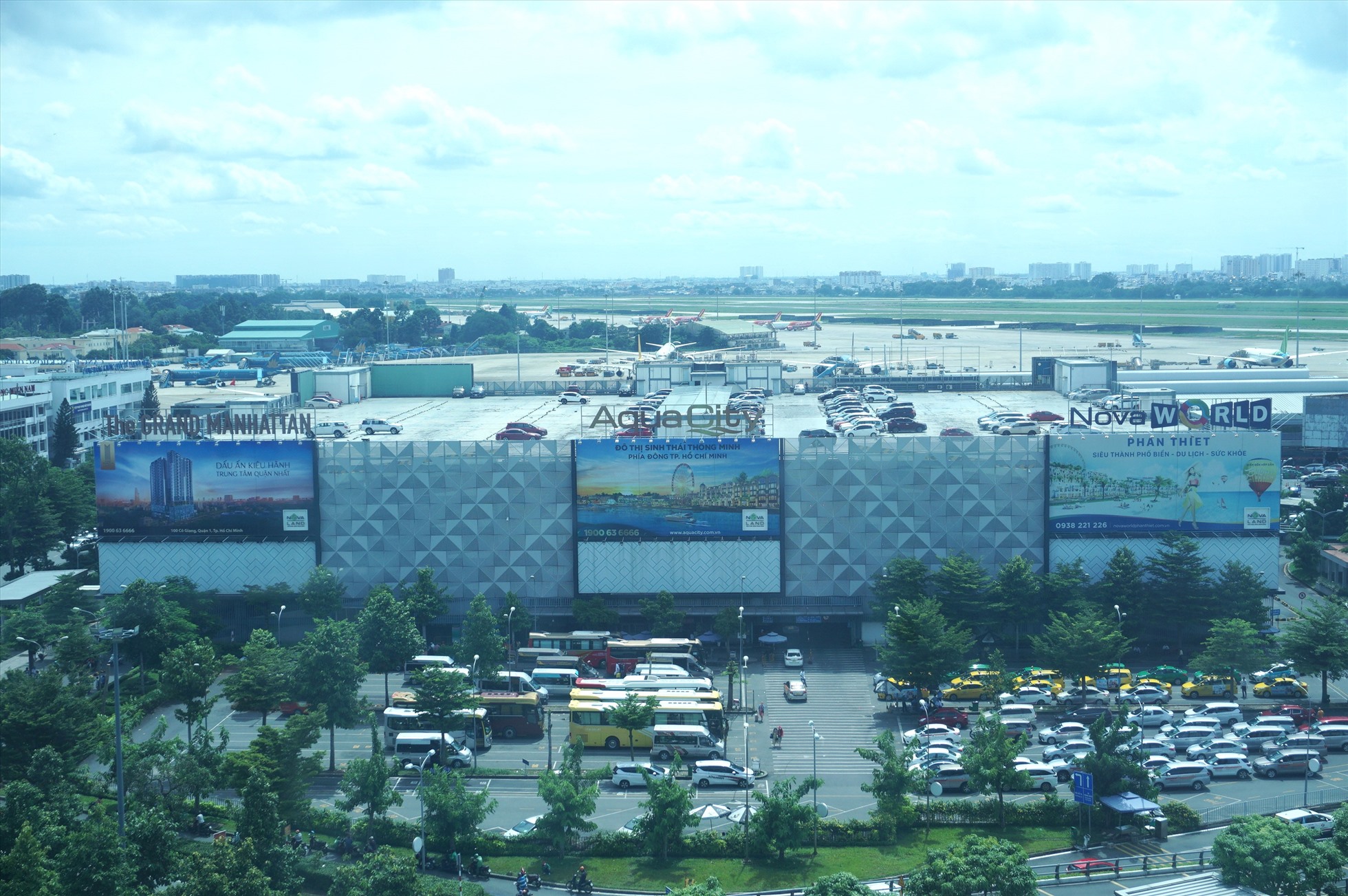 Hiện, tổng diện tích sàn của nhà xe TCP trong Tân Sơn Nhất là 67.000 m2, gồm một tầng hầm, 6 tầng nổi và một tầng mái. Bãi xe chứa được 6.000 xe máy, 1.500 ôtô và 700 taxi. Trung bình mỗi ngày có 6.600 lượt xe máy và 4.500 lượt ôtô vào sân bay. Cao điểm Tết Nguyên đán năm nay dự báo có đến 9.500 lượt xe máy và 6.500 lượt ôtô mỗi ngày nên sẽ dẫn đến quá tải.