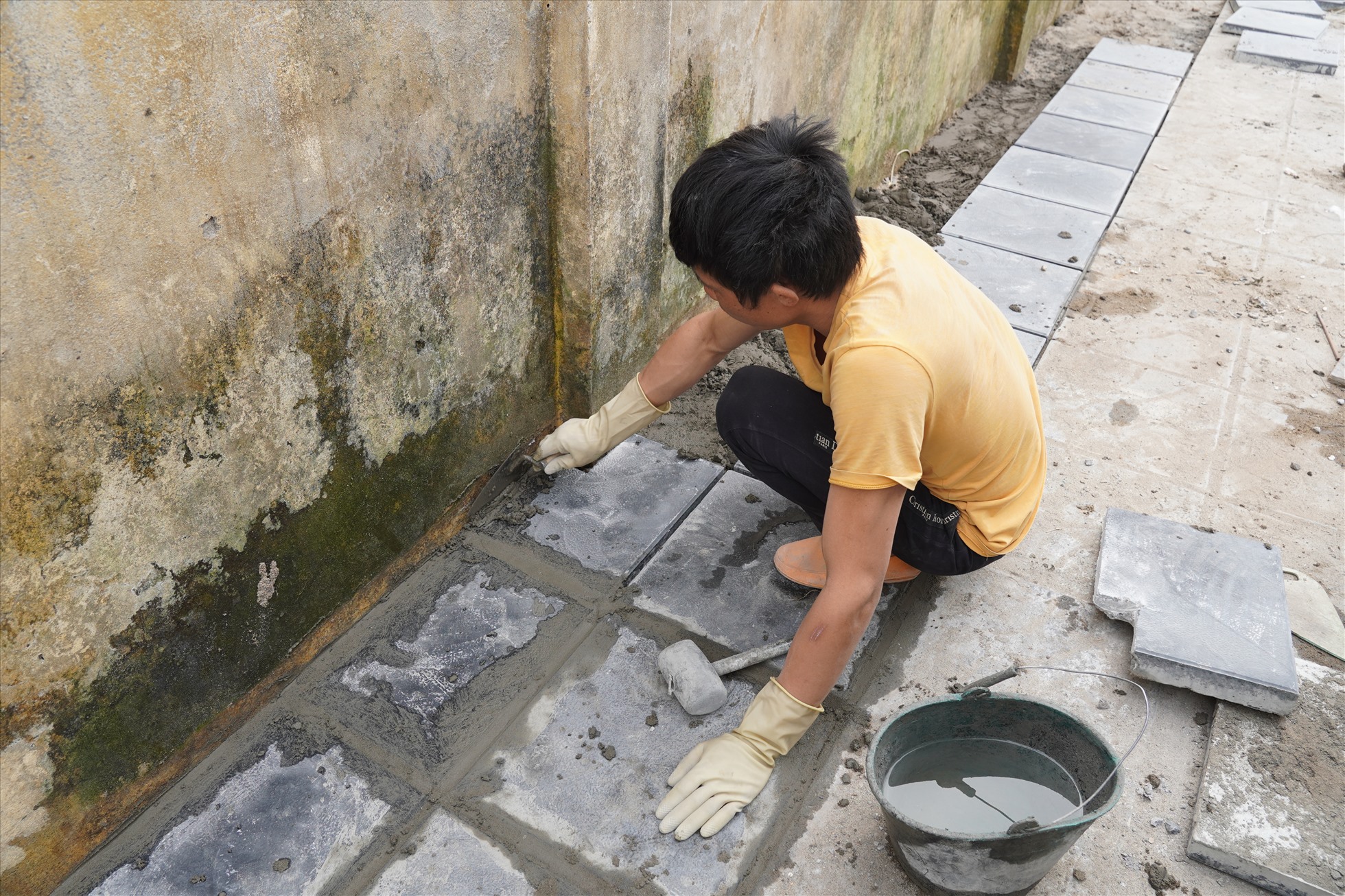 Công nhân thi công lát đá vỉa hè, một trong những hạng mục cuối cùng của dự án.