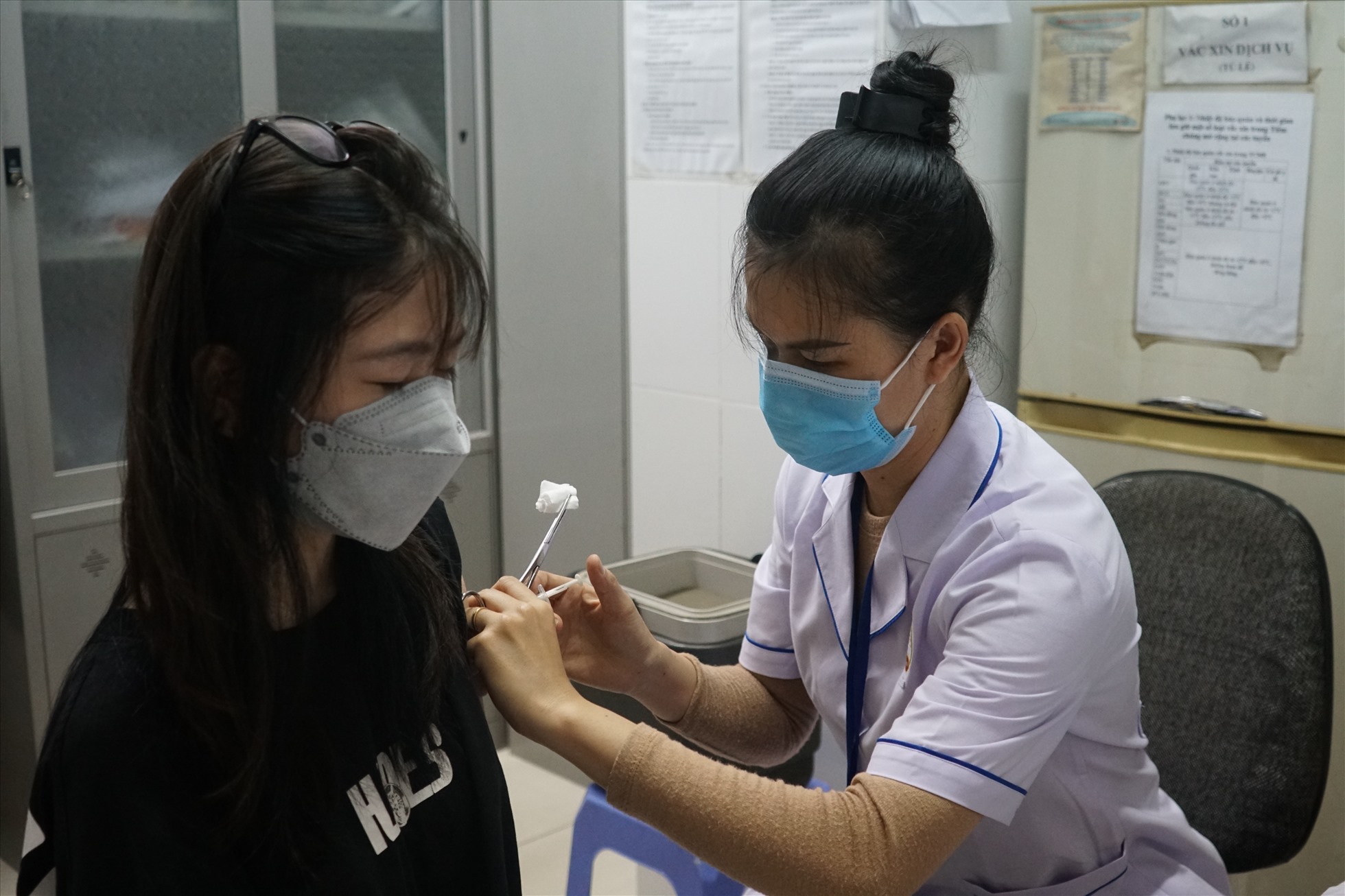 Tiêm vaccine phòng COVID-19 cho người dân TPHCM. Ảnh: Thanh Chân