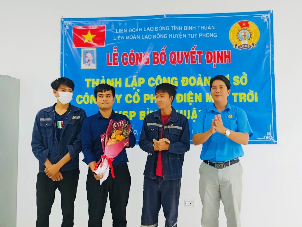 Chủ tịch LĐLĐ huyện Tuy Phong trao hoa thành lập CĐCS Công ty Cổ phần Điện mặt trời VSP Bình Thuận II. Ảnh: LĐLĐ Tuy Phong