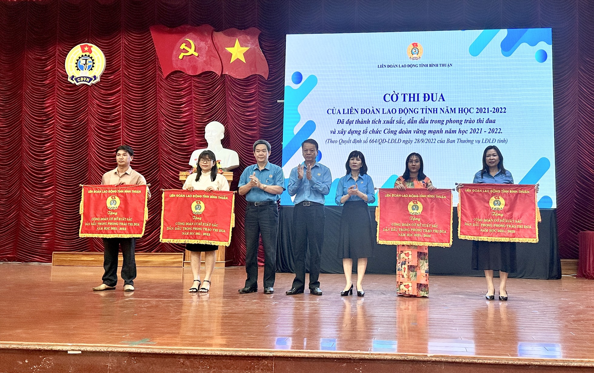 Trao cờ thi đua của LĐLĐ tỉnh Bình Thuận cho các CĐCS trường học. Ảnh: Duy Tuấn