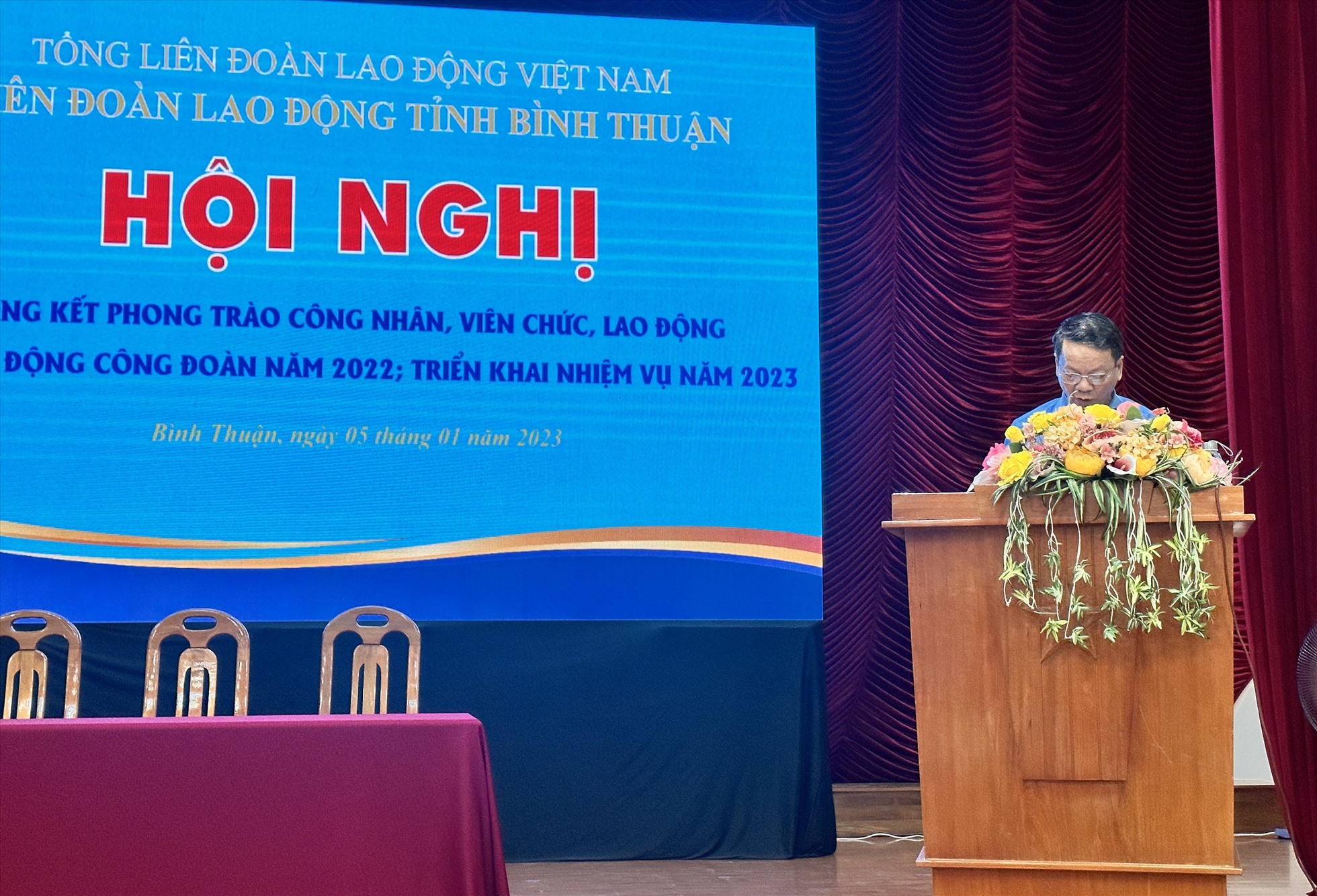 Đồng chí Nguyễn Xuân Phối, chủ tịch LĐLĐ tỉnh Bình Thuận phát động phong trào thi đua năm 2023. Ảnh: Duy Tuấn