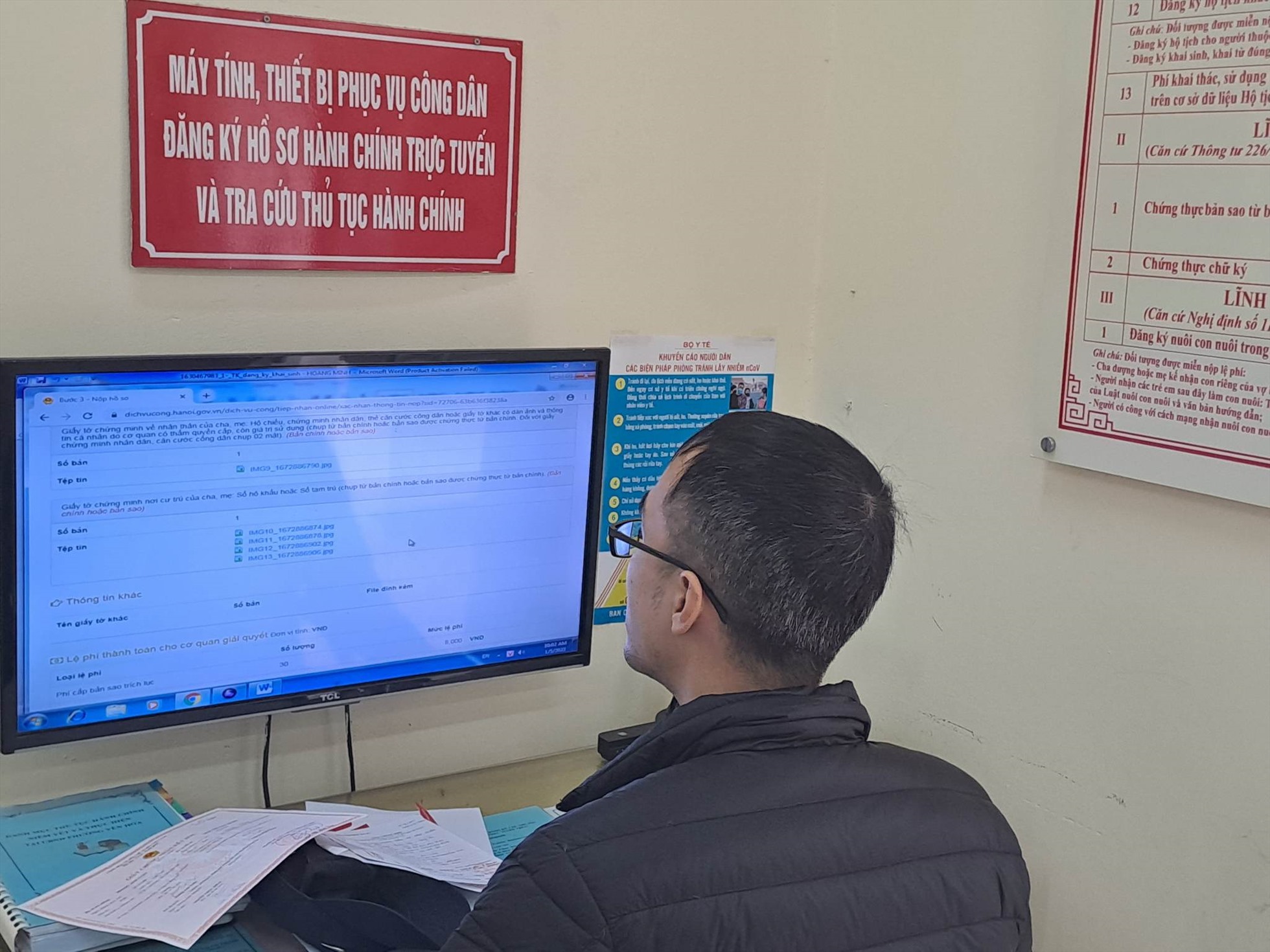 Người dân truy cập dữ liệu thông tin tại phường Yên Hoà, Cầu Giấy, Hà Nội. Ảnh Đặng Tiến