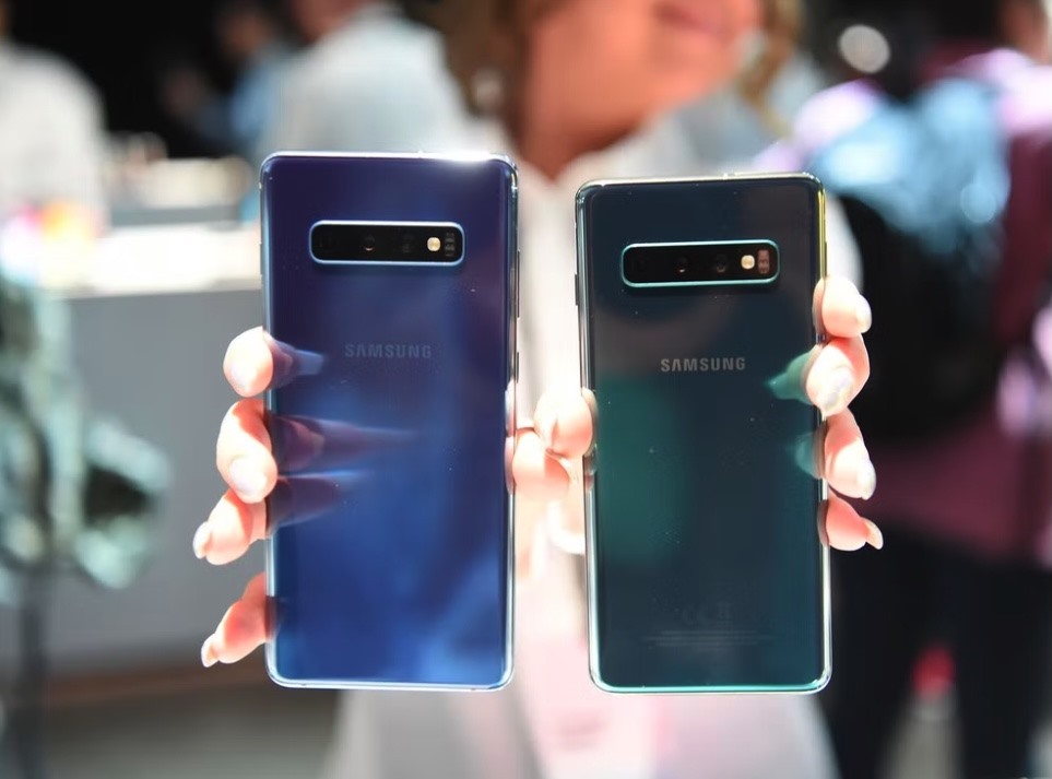 Lợi nhuận ở mảng di động lẫn chip nhớ của Samsung đều sụt giảm trong quý cuối cùng của năm 2022. Ảnh: AFP