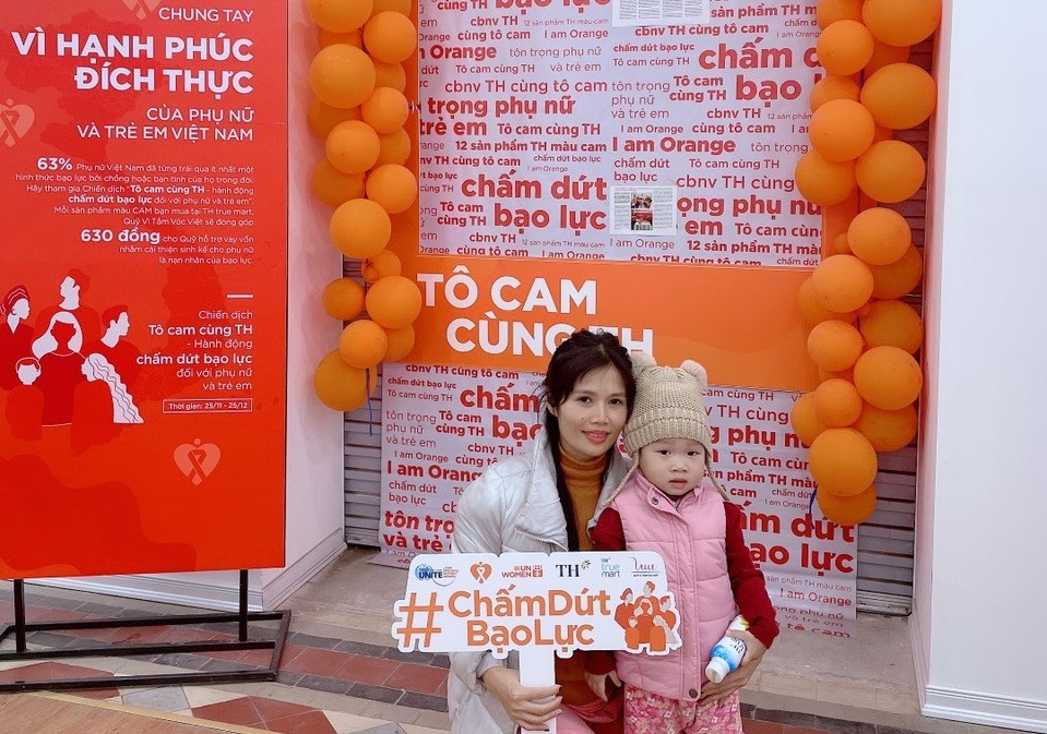 Khách mua hàng chụp ảnh với “góc cam” tại một TH true mart ở thành phố Vinh – Nghệ An. Ảnh: TH
