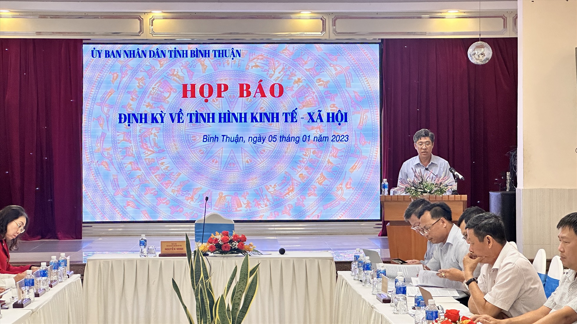 Ông Nguyễn Minh, phó chủ tịch UBND tỉnh Bình Thuận phát biểu tại buổi họp báo. Ảnh: Duy Tuấn