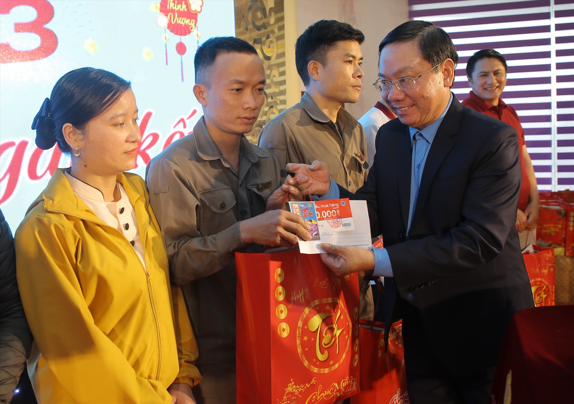 Ông Nguyễn Thế Lập - Chủ tịch LĐLĐ tỉnh Quảng Trị tặng quà cho người lao động. Ảnh: Hưng Thơ.