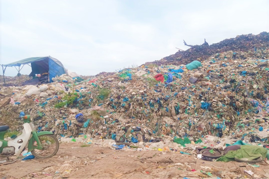 Nhà cách bãi rác xã Tân Lập 1 khoảng 1,5km. Chị P (ngụ ở huyện Tân Phước, tỉnh Tiền Giang) cho biết, Không có người nào mà muốn sống gần bãi rác và hít thở trong môi trường hôi thúi. Mong các cơ quan, đơn vị có liên quan thực hiện trách nhiệm để đảm bảo vệ sinh môi trường.