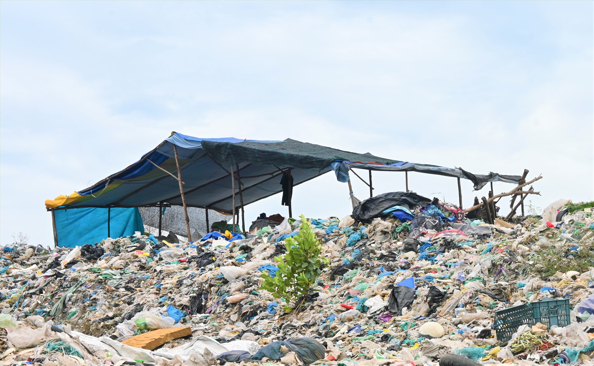 Bãi rác xã Tân Lập 1 là bãi rác lớn nhất tỉnh Tiền Giang. Bãi rác này sẽ tiếp nhận rác từ 7/11 huyện, thành phố của tỉnh Tiền Giang chuyển vào đây.