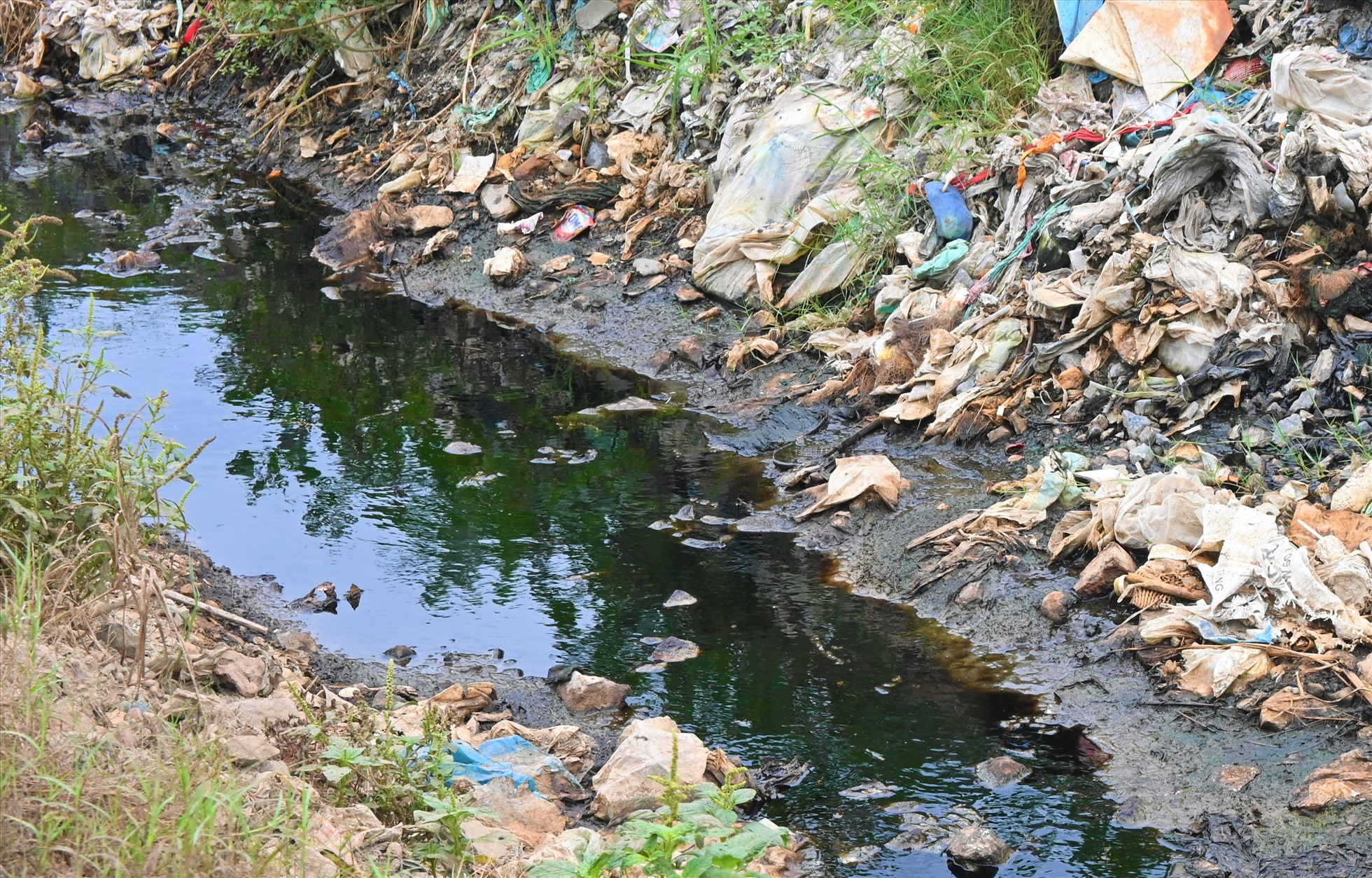 Do không có nhà máy xử lý nên bãi rác bị quá tải, bốc mùi hôi thối, nguồn nước ô nhiễm không đảm bảo môi trường.