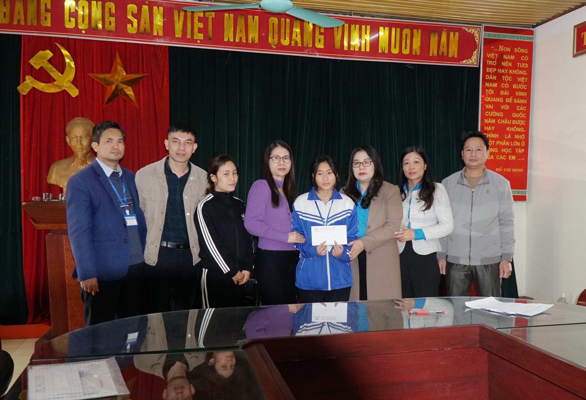 Trao quà hỗ trợ cho học sinh ở Trường THPT Ngô Trí Hoà (Diễn Châu). Ảnh: Quỳnh Trang