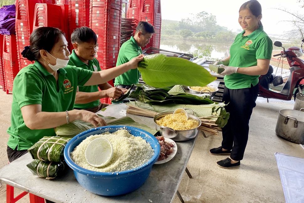 Bánh chưng là lễ vật không thể thiếu để cúng Tết và một số lễ giỗ quan trọng của người Việt Nam. Ảnh: Trần Tuấn.
