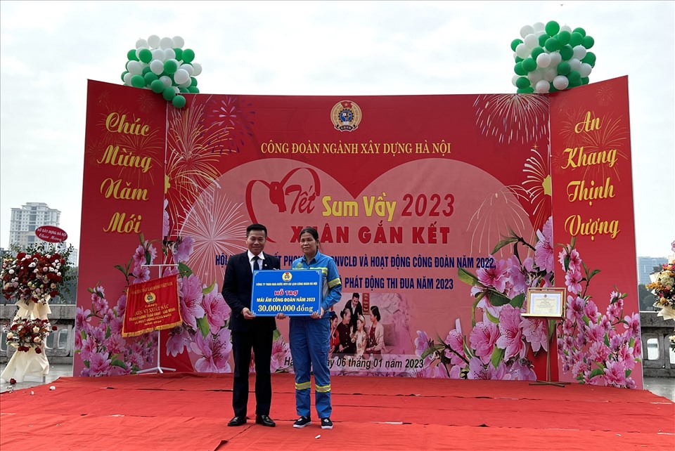 Liên đoàn Lao động Thành phố Hà Nội trao hỗ trợ Mái ấm Công đoàn cho công nhân có hoàn cảnh khó khăn. Ảnh: Linh Nguyên