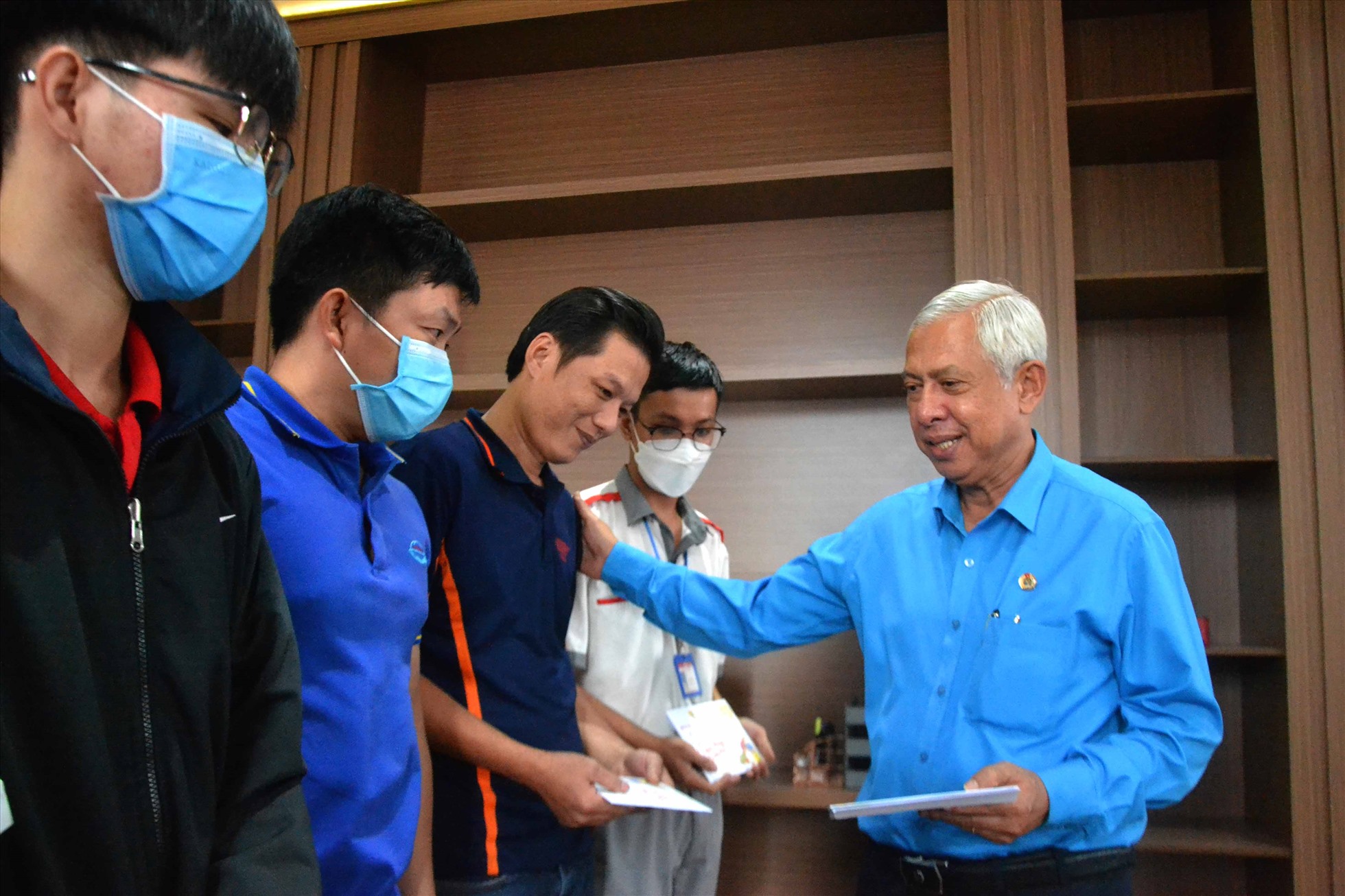 Chủ tịch LĐLĐ tỉnh An Giang Nguyễn Thiện Phú tặng quà cho đoàn viên, người lao động có hoàn cảnh khó khăn. Ảnh: Lục Tùng