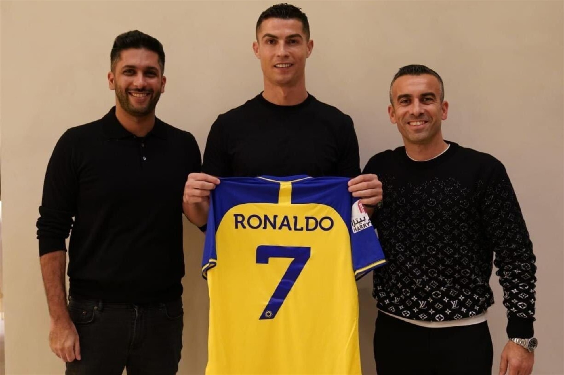 Ronaldo và Regufe (phải) trong ngày đặt bút ký với đội bóng mới. Ảnh: Al-Nassr