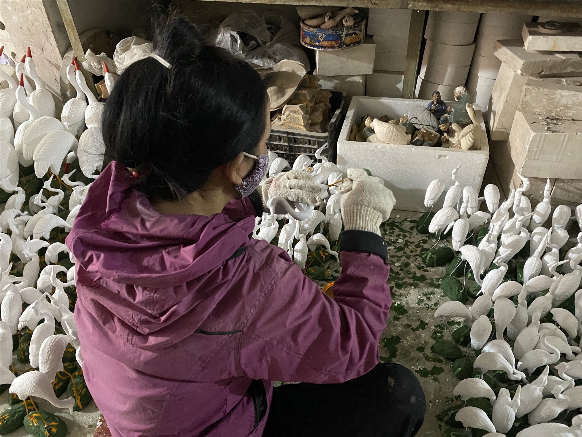 Các cơ sở tại Bát Tràng vẫn duy trì sản xuất lộc bình truyền thống để phục vụ như cầu người dân dịp này. Ảnh Vĩnh Hoàng