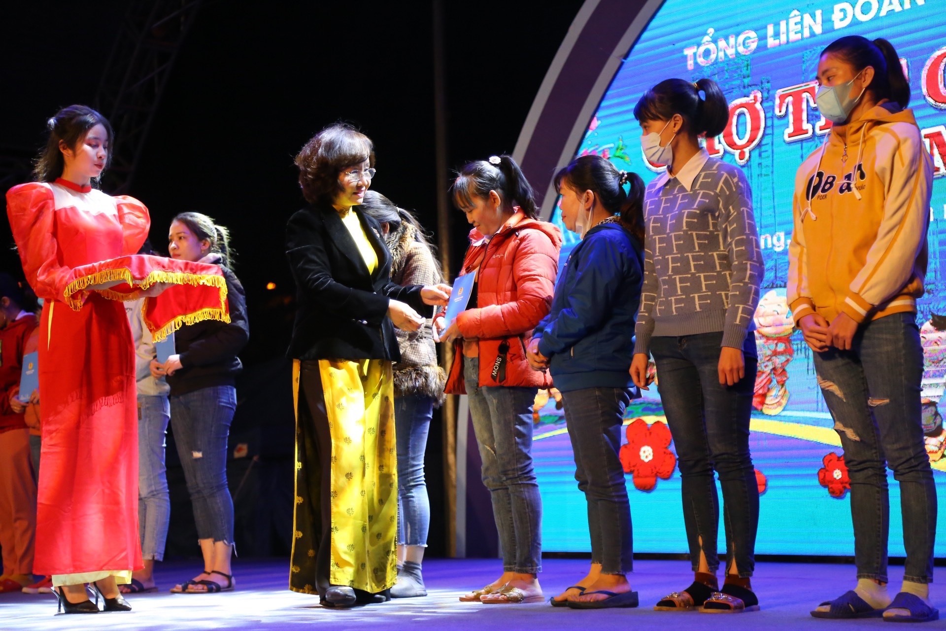 Bà Ngô Thị Kim Yến, Phó Chủ tịch UBND thành phố Đà Nẵng trao quà đến công nhân lao động tại Chợ Tết Công đoàn 2023. Ảnh: Văn Trực