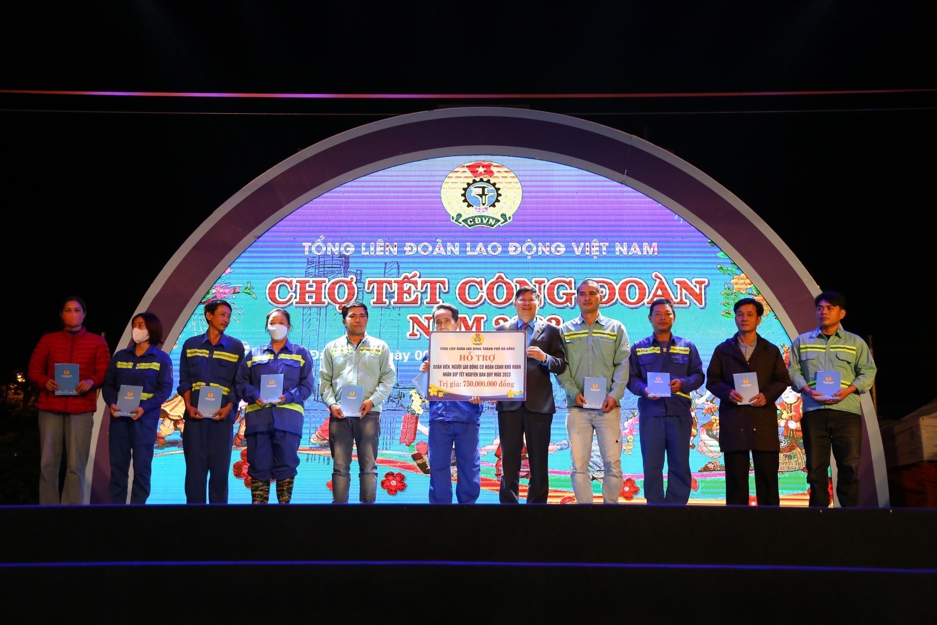 Tổng LĐLĐ Việt Nam trao tặng 10.000 phiếu mua hàng cho công nhân lao động tại Chợ Tết Công đoàn 2023. Ảnh: Văn Trực
