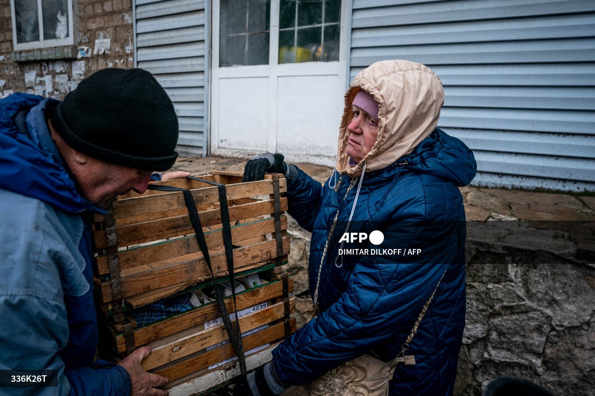 Cư dân ở Chasiv Yar, miền đông Ukraina. Ảnh: AFP