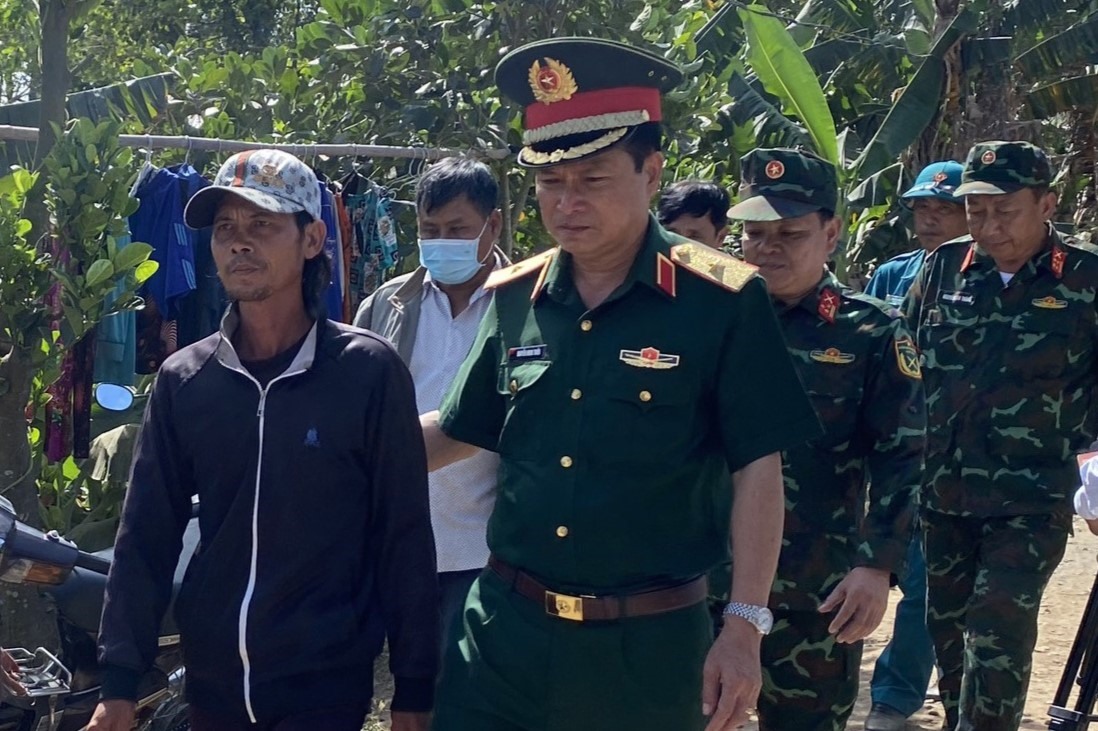 Thiếu tướng Nguyễn Minh Triều - Phó Tư lệnh Quân khu 9 đi cùng cha của cháu bé bị nạn. Ảnh: Phong Linh