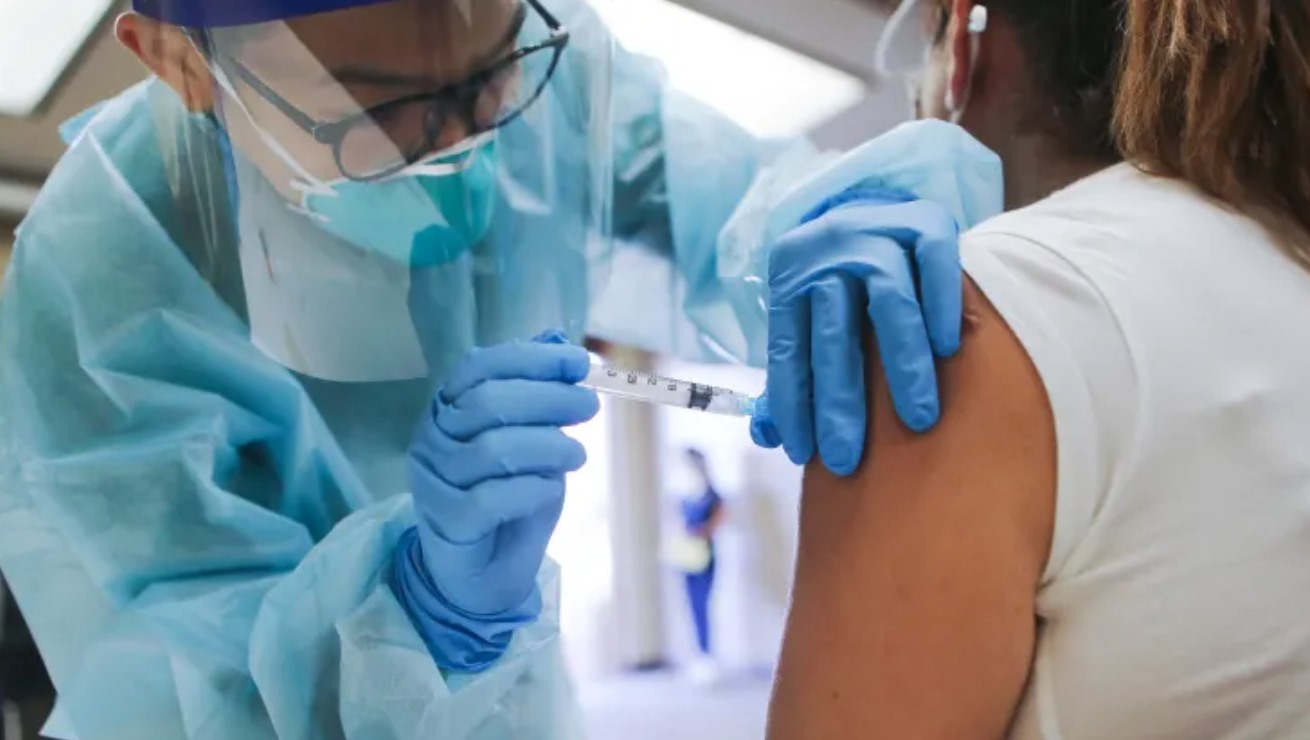 Vaccine vẫn là chìa khoá để phòng ngừa biến chủng COVID-19. Ảnh: AFP