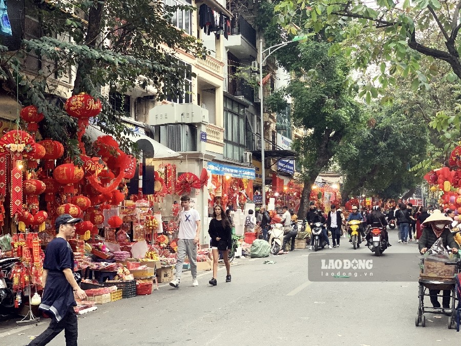 Phố Hàng Mã dịp này cũng thu hút nhiều bạn trẻ và cả du khách nước ngoài đến tham quan, tận hưởng bầu không khí trước thềm năm mới âm lịch.