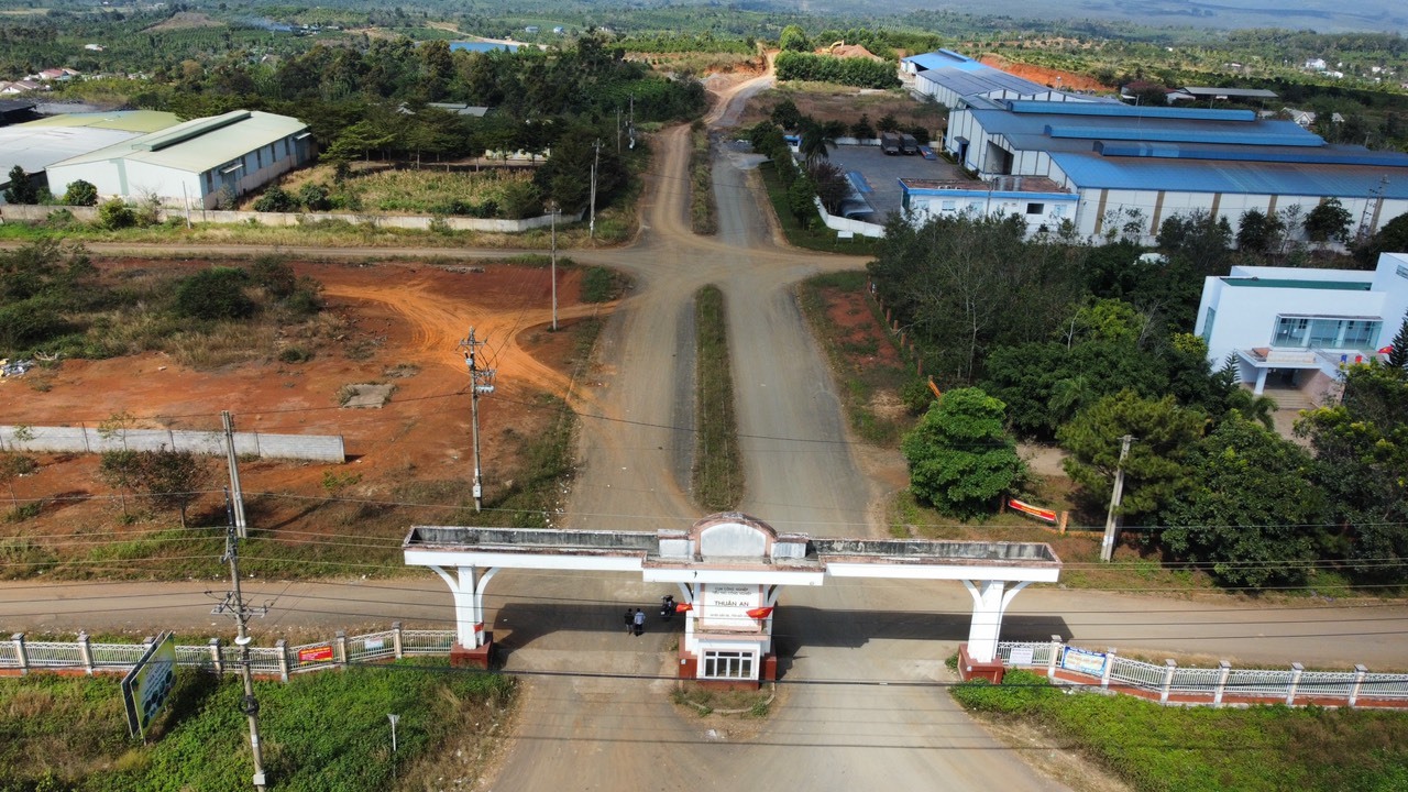 Cụm Công nghiệp - Tiểu thủ công nghiệp Thuận An mới được đầu tư cổng chính, chưa được xây dựng tường rào, cây xanh, điện chiếu sáng...  Ảnh: Phan Tuấn