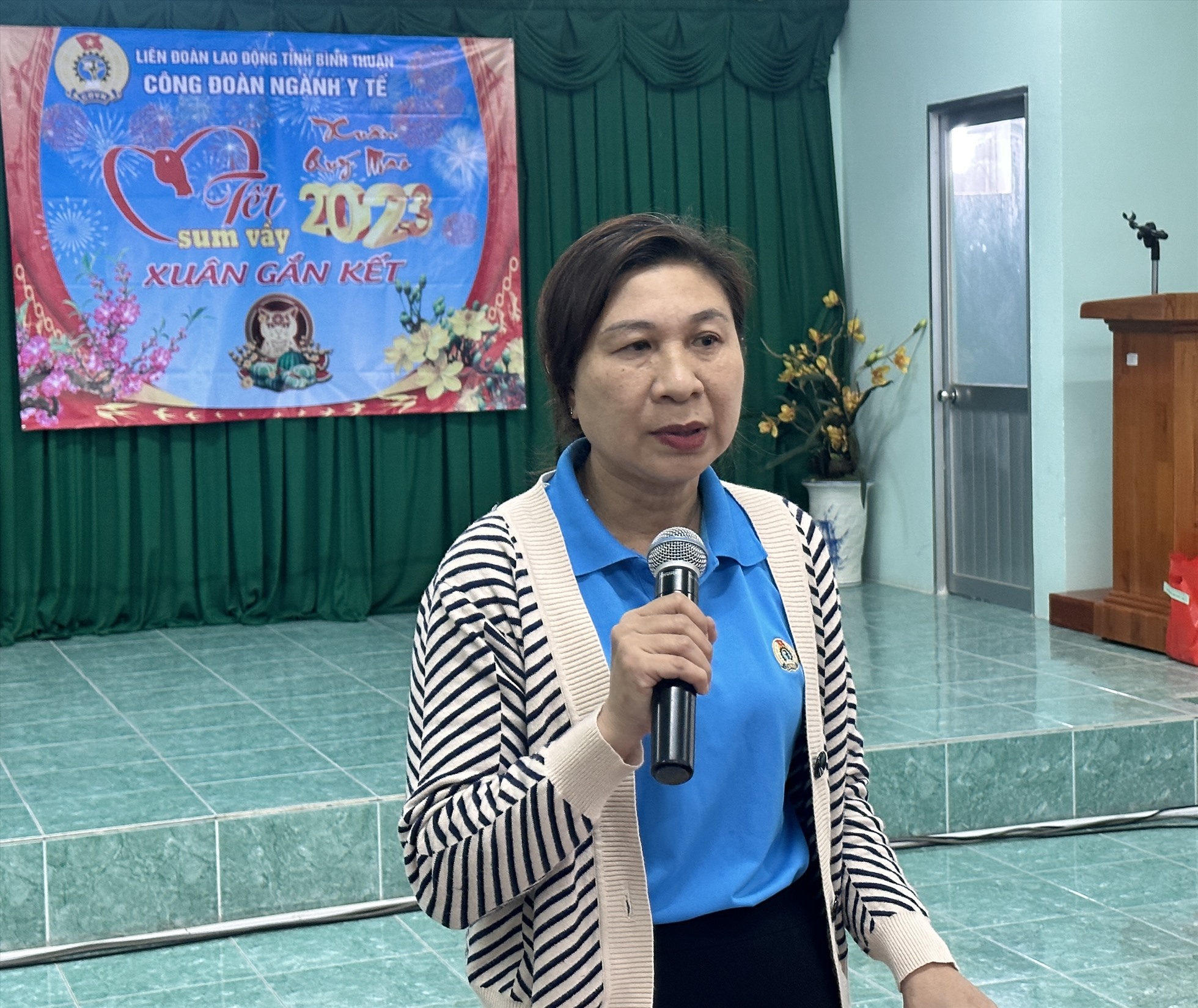 Bà Nguyễn Thị Xuân Loan, chủ tịch CĐN y tế Bình Thuận phát biểu chúc tết các đoàn viên. Ảnh: Duy Tuấn
