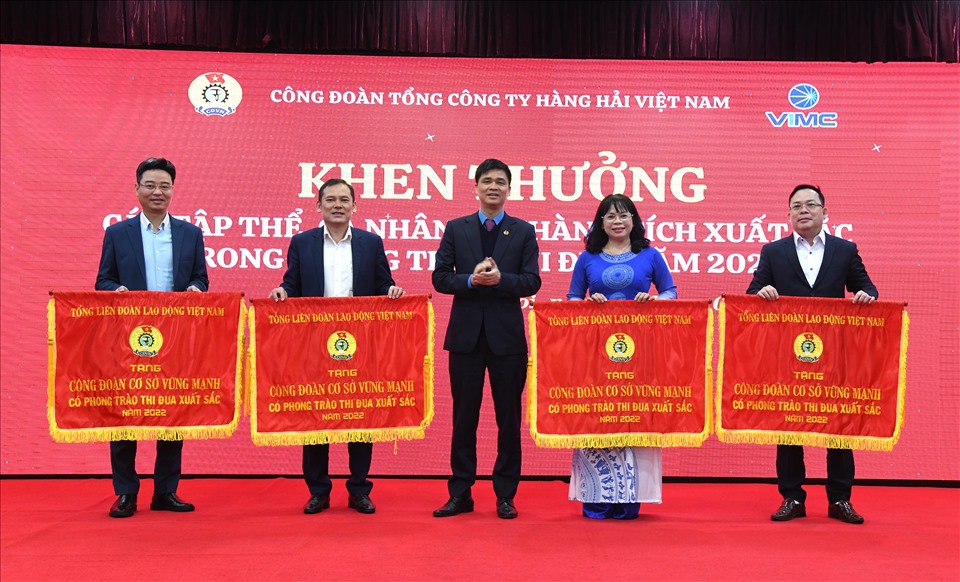 Phó Chủ tịch Tổng LĐLĐVN Ngọ Duy Hiểu (giữa ảnh) đã trao Cờ thi đua của Tổng LĐLĐVN cho các tập thể thuộc Công đoàn Tổng Công ty Hàng hải Việt Nam. Ảnh: Hà Anh