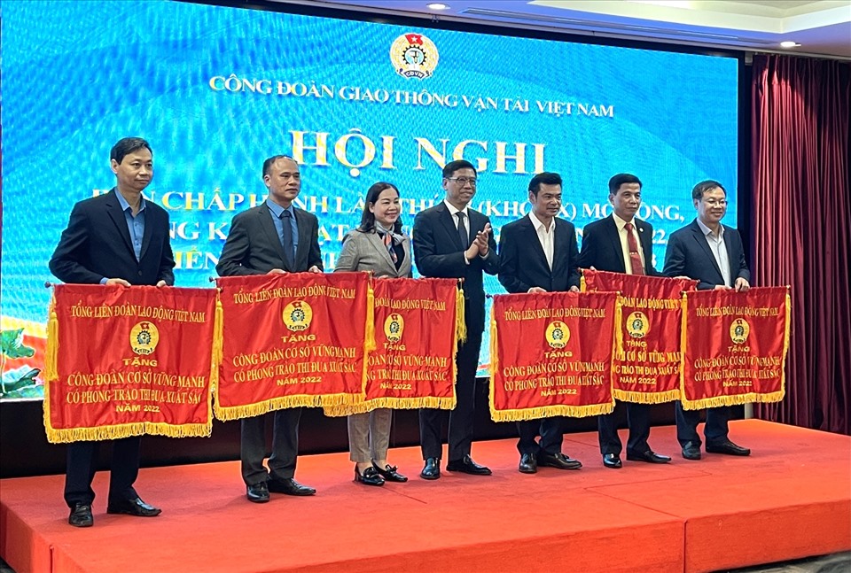 Thứ trưởng Bộ Giao thông Vận tải Nguyễn Xuân Sang tặng Cờ thi đua của Tổng LĐLĐVN cho các tập thể trực thuộc Công đoàn Giao thông Vận tải Việt Nam. Ảnh: Hà Anh