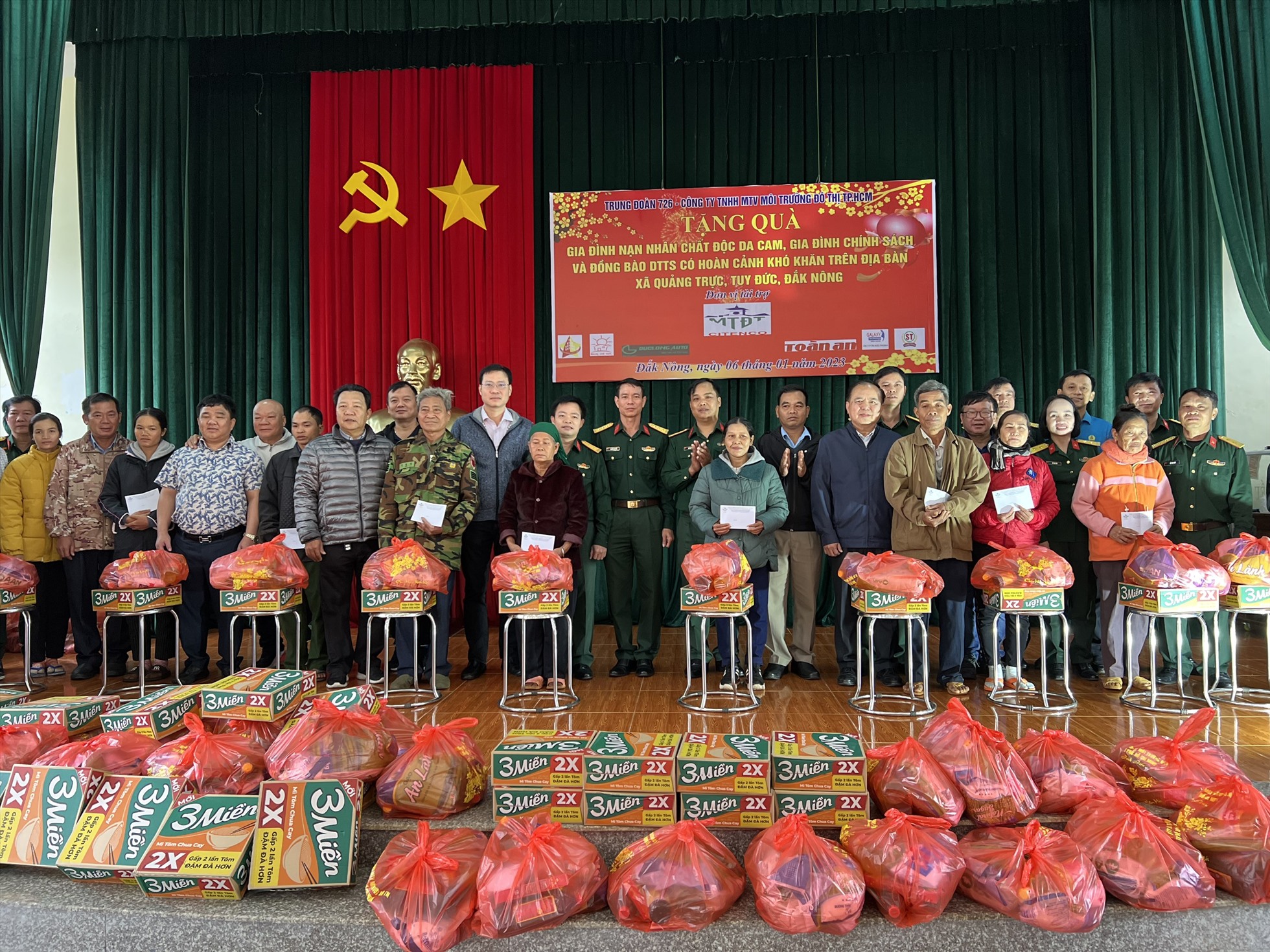 Lãnh đạo các đơn vị trao tặng các phần quà cho người dân có hoàn cảnh khó khăn ở huyện Tuy Đức. Ảnh: Hồng Thắm