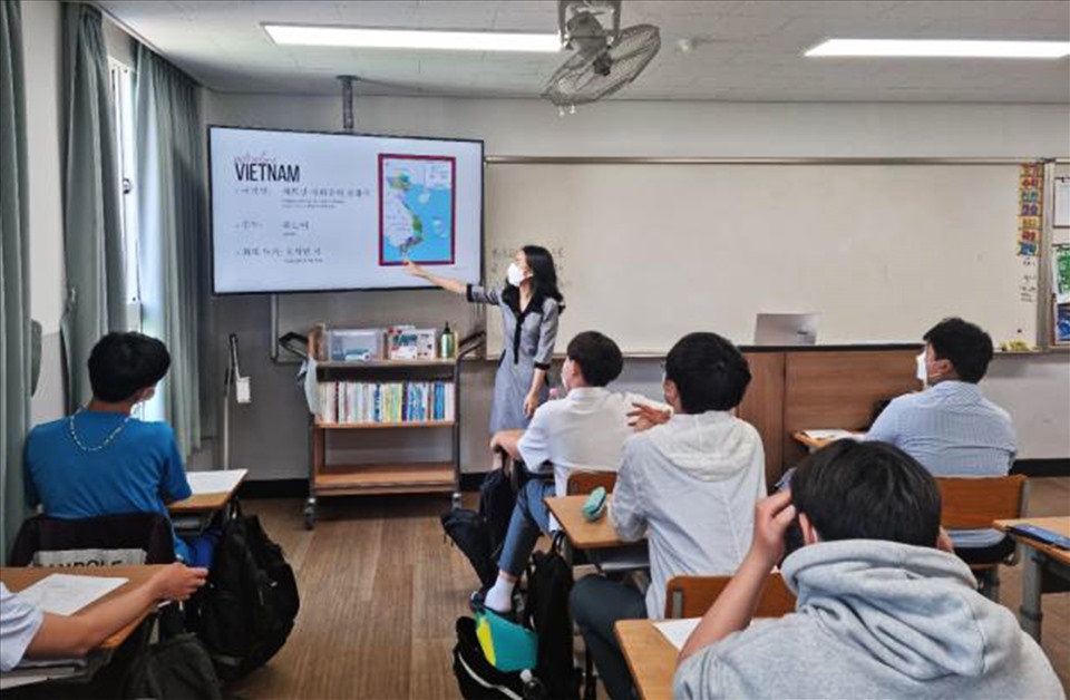 Tiết dạy tiếng Việt của Uyên Sa tại Jeju, Hàn Quốc. Ảnh: Kwiil Middle School