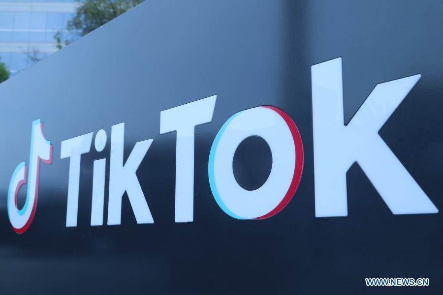 Nhiều người trẻ khởi nghiệp bằng cách kiếm tiền từ TikTok. Ảnh: Xinhua