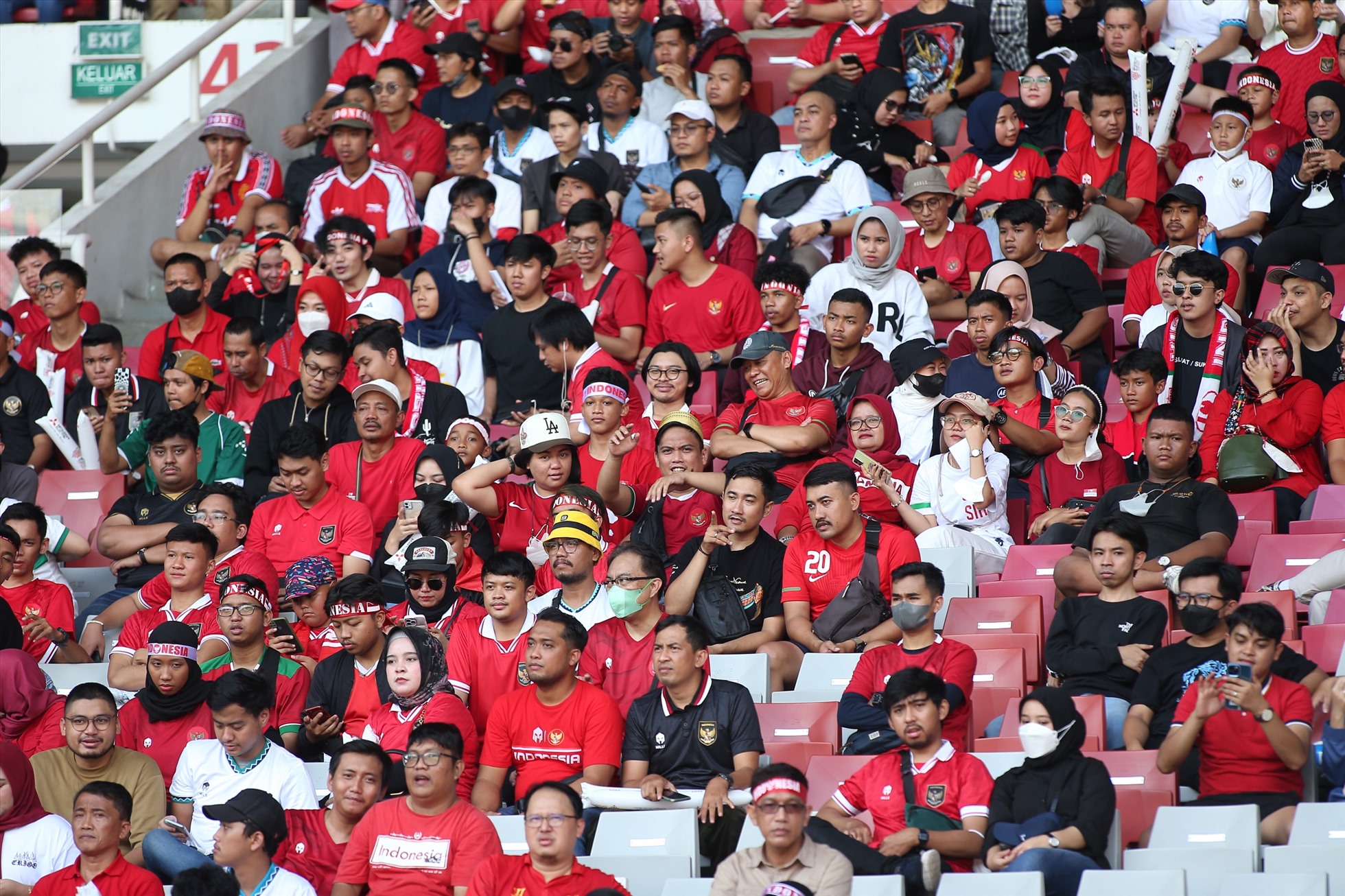 Khán giả đội chủ nhà tại sân Gelora Bung Karno. Ảnh: Minh Dân