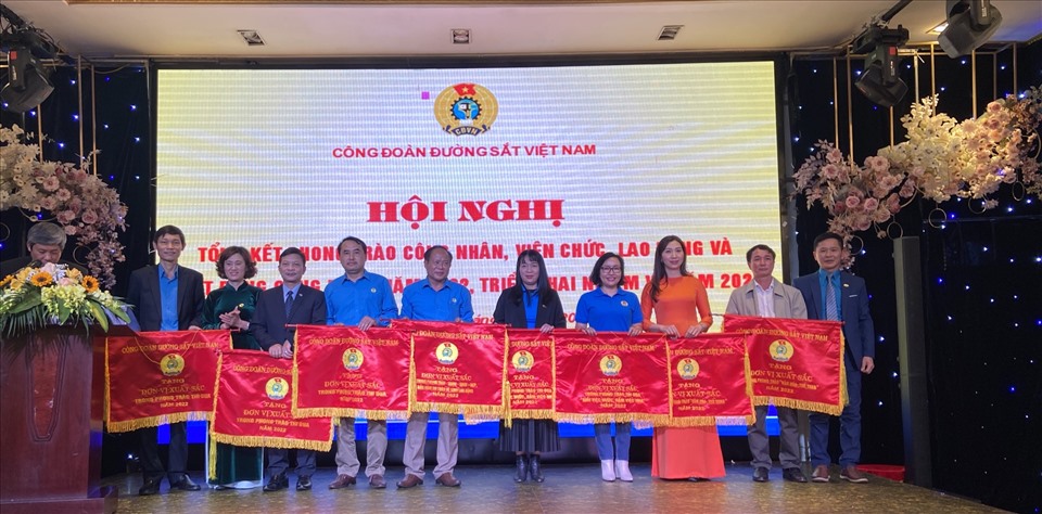 Các đơn vị nhận Cờ thi đua của Công đoàn ngành Đường sắt Việt Nam. Ảnh: Thu Phương