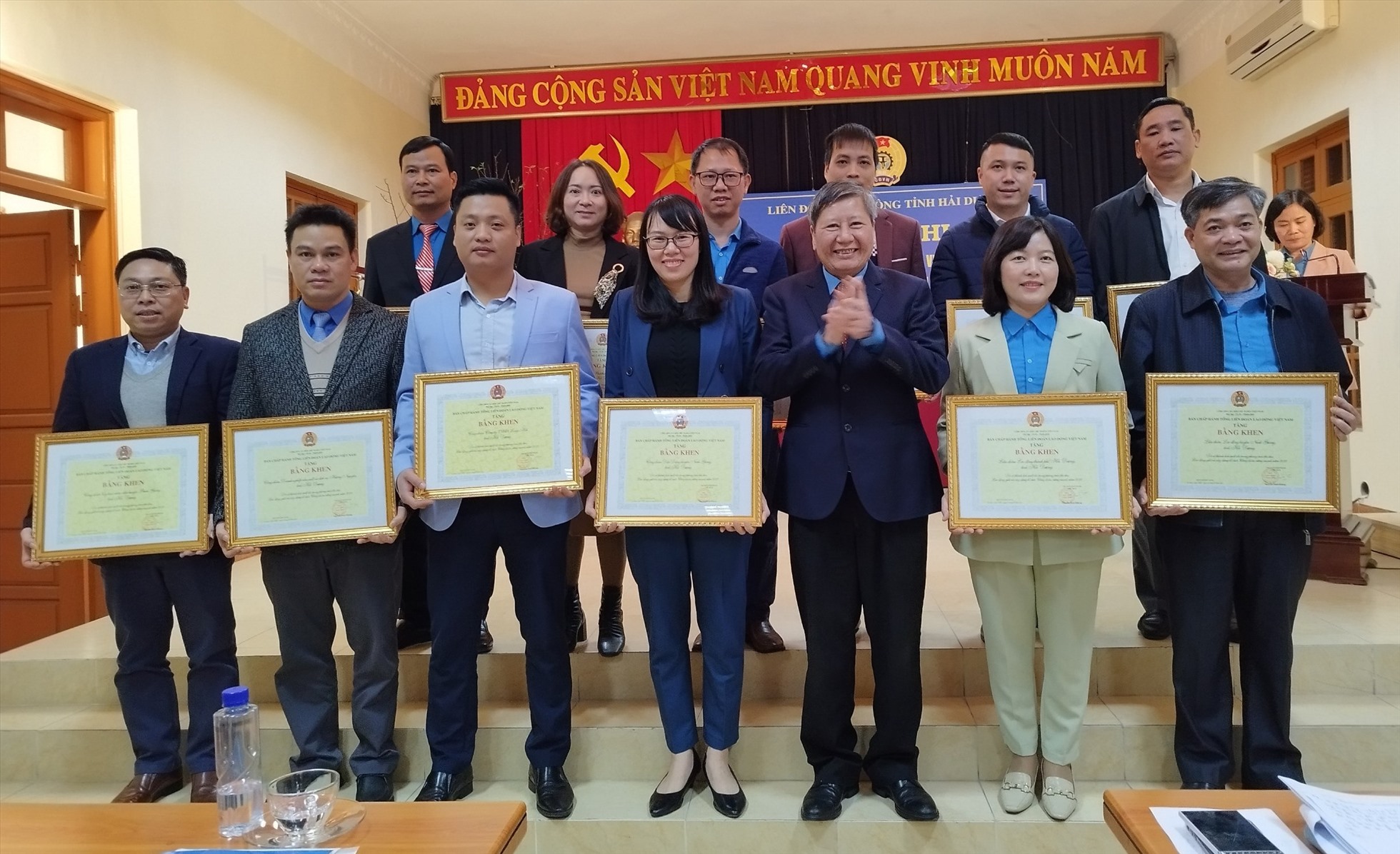 PCT Trần Thanh Hải trao bằng khen của Tổng LĐLĐ Việt Nam  cho các tập thể và cá nhân có thành tích xuất sắc trong phong trào công nhân và hoạt động công đoàn năm 2022. Ảnh: D.Thúy