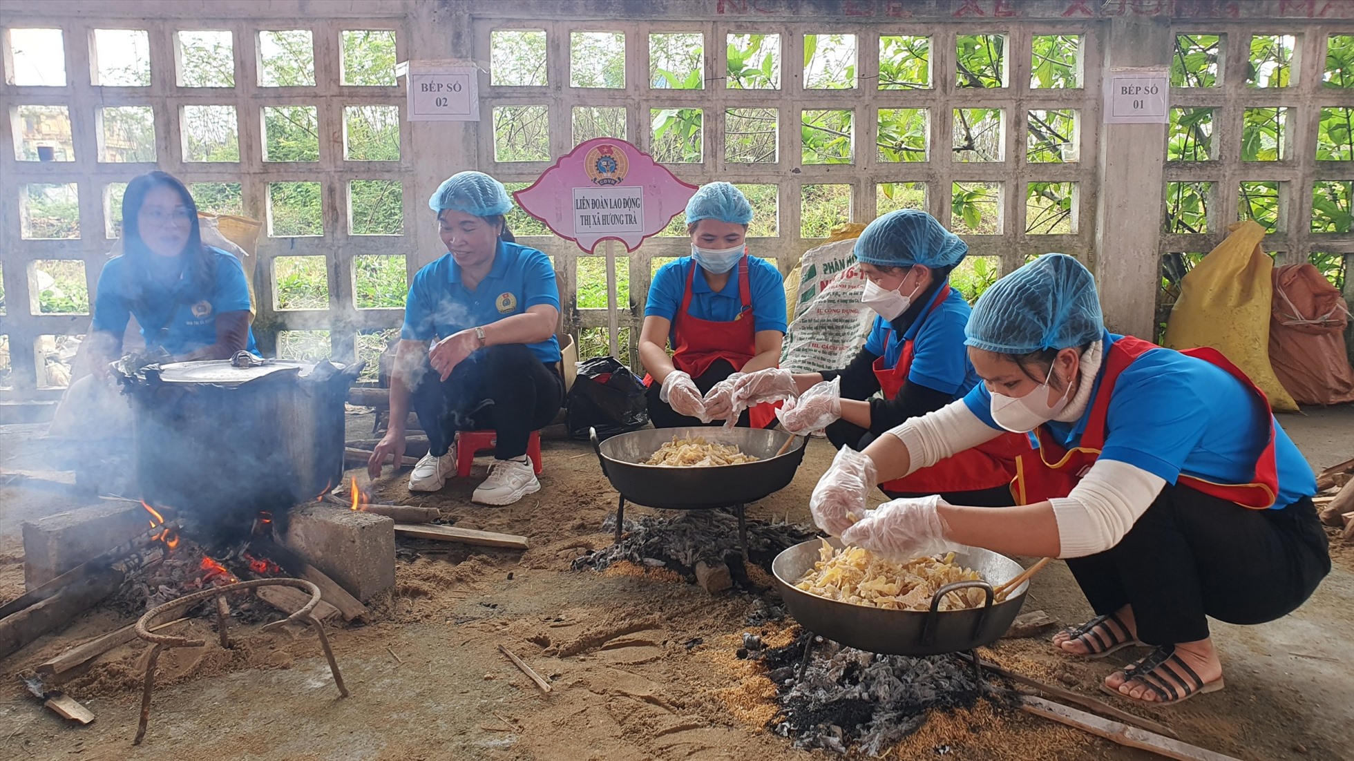 Ngoài ra, tại chương trình “Tết sum vầy - Xuân gắn kết” năm nay, LĐLĐ Thừa Thiên Huế tổ chức cho các cấp công đoàn thi nấu bánh chưng và làm mứt gừng.