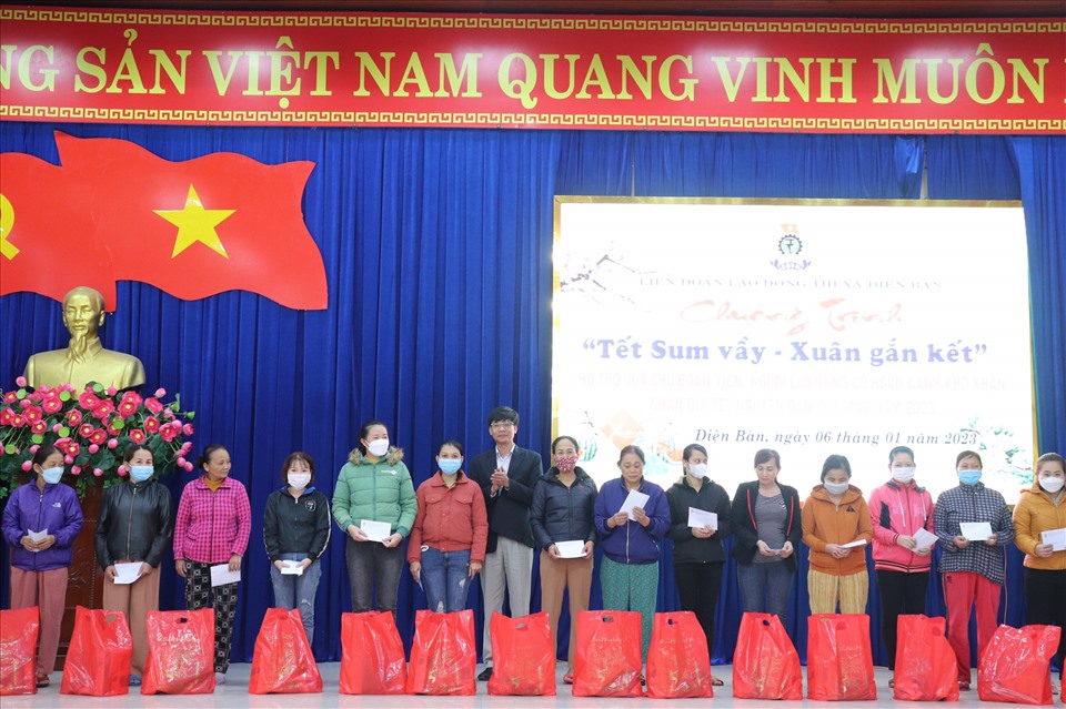 Gần 700 suất quà được trao cho người lao động có hoàn cảnh khóa khăn. Ảnh: Nguyễn Linh