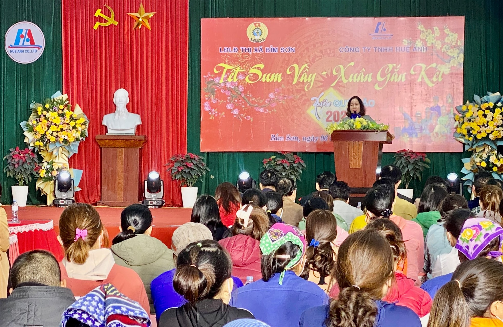LĐLĐ thị xã Bỉm Sơn (Thanh Hóa) tổ chức Chương trình “Tết Sum vầy - Xuân gắn kết” năm 2023. Ảnh: Thanh Hà
