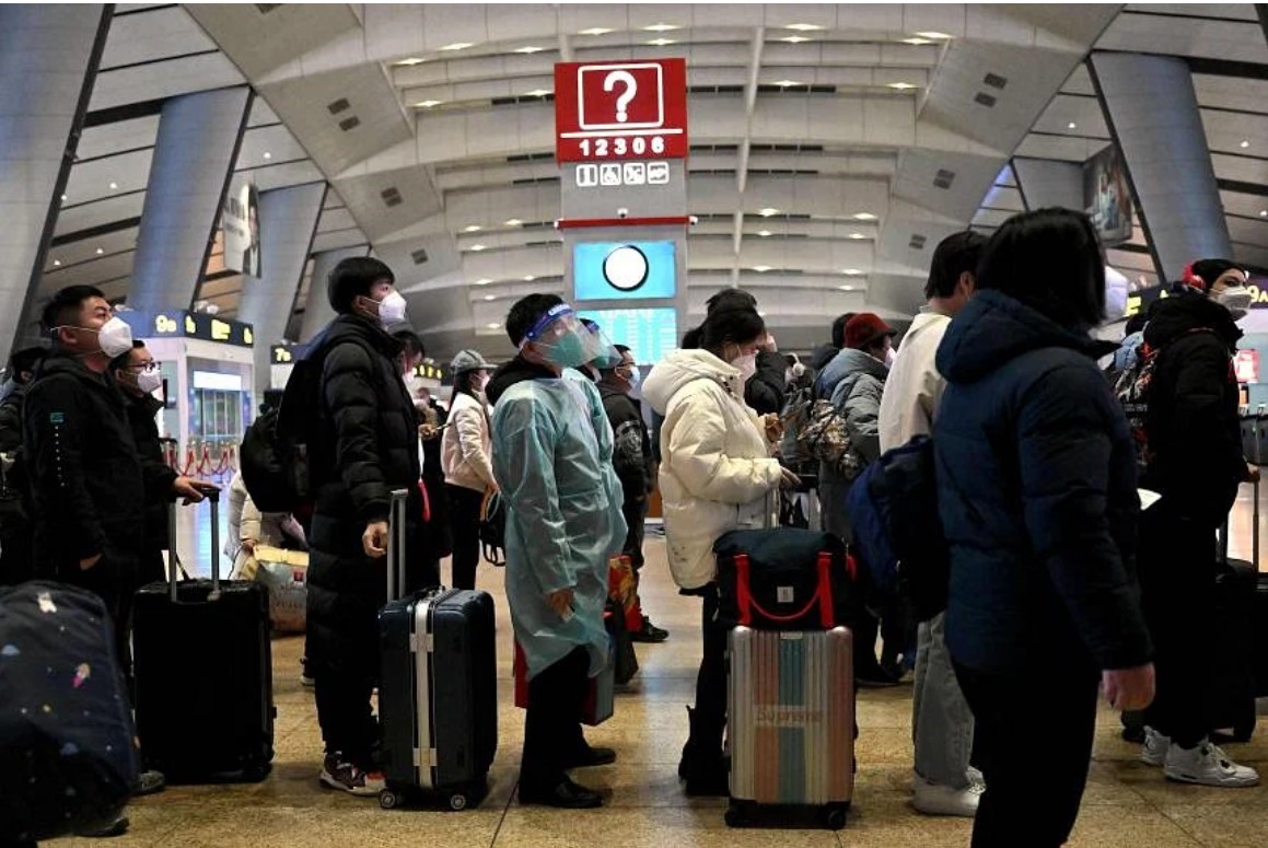 Hành khách xếp hàng tại ga tàu ở Bắc Kinh, Trung Quốc ngày 5.1.2023. Ảnh: AFP