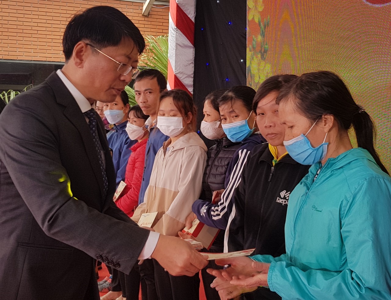 Ông Trần Song Tùng, Phó chủ tịch UBND tỉnh Ninh Bình trao quà cho đoàn viên, người lao động có hoàn cảnh khó khăn. Ảnh: Nguyễn Trường